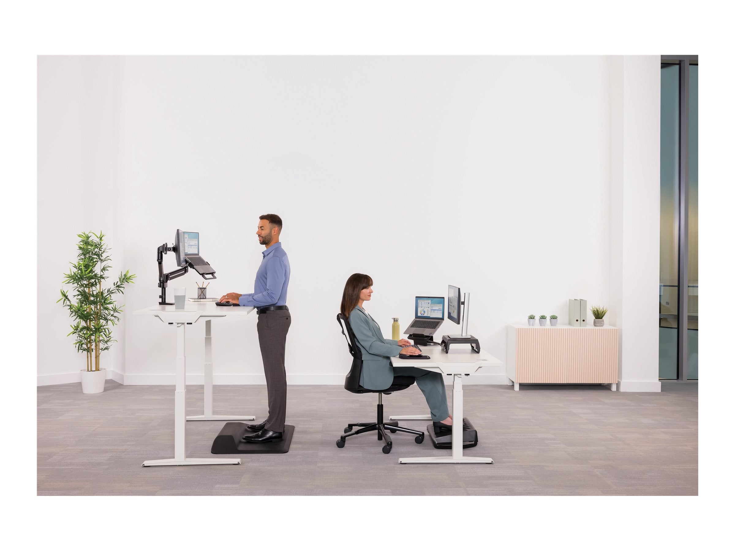 FELLOWES Breyta Foot Rest Black