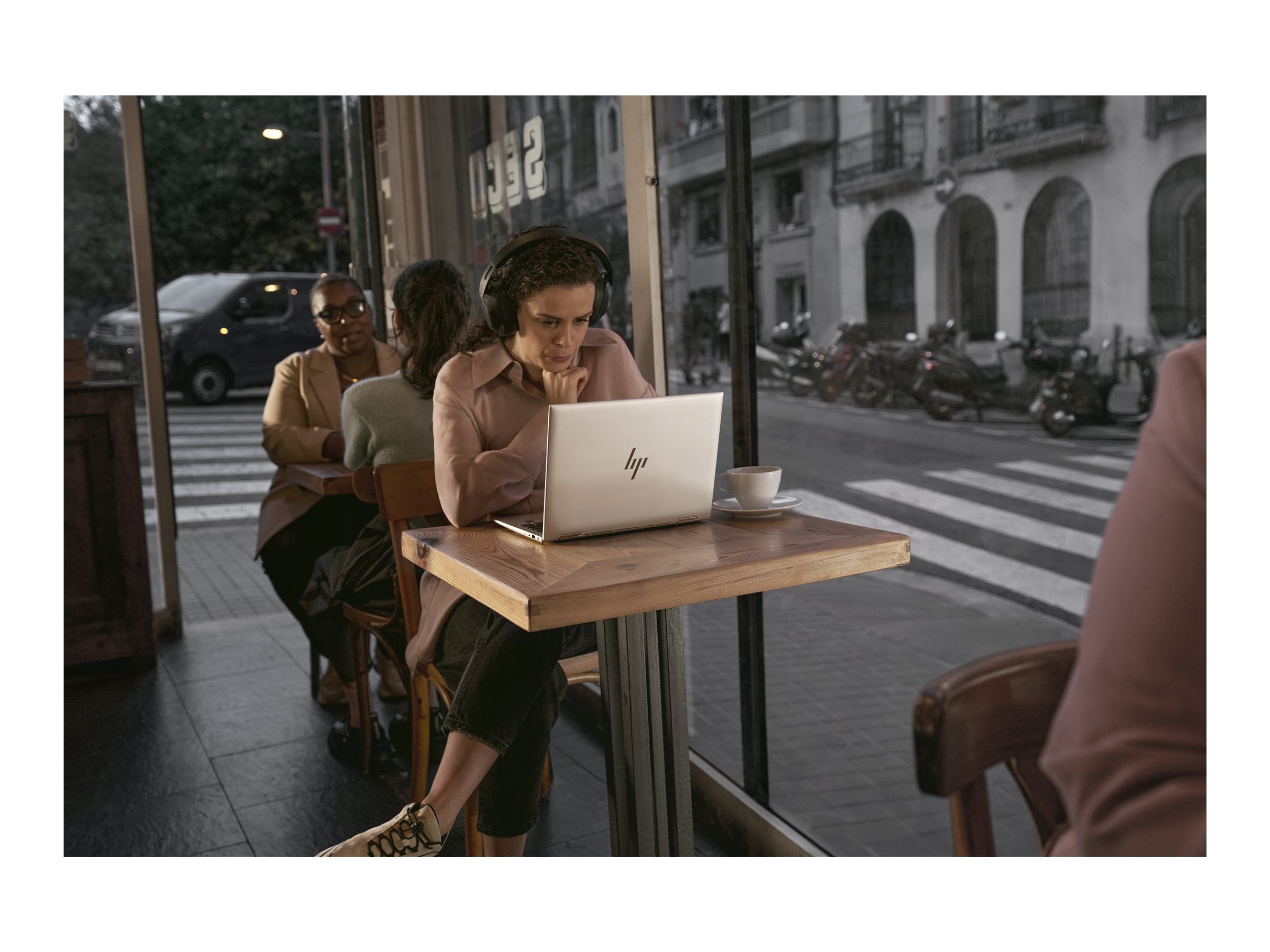 HP EliteBook 6 G1iq IA Nouvelle génération Snapdragon X1-26-100 14p WUXGA 16Go 512Go SSD UMA W11P Copilot + PC 1/1/0