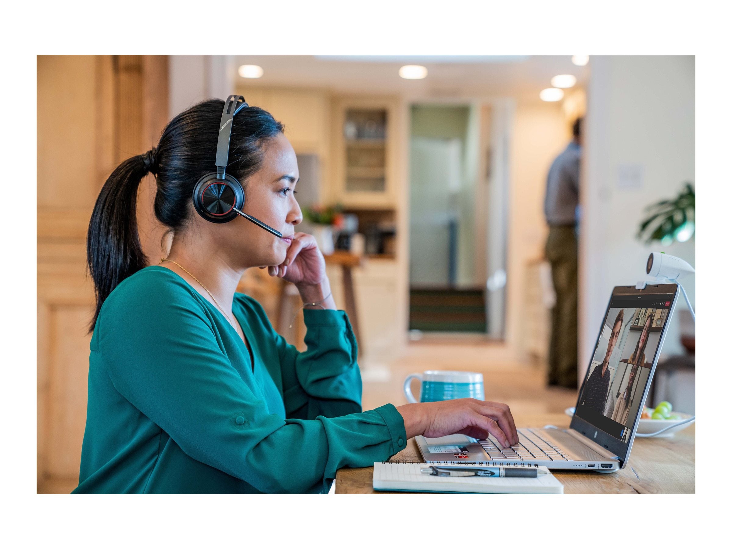 HP Poly Voyager Focus 2 UC Headset +USB-A to USB-C Cable +Charging Stand