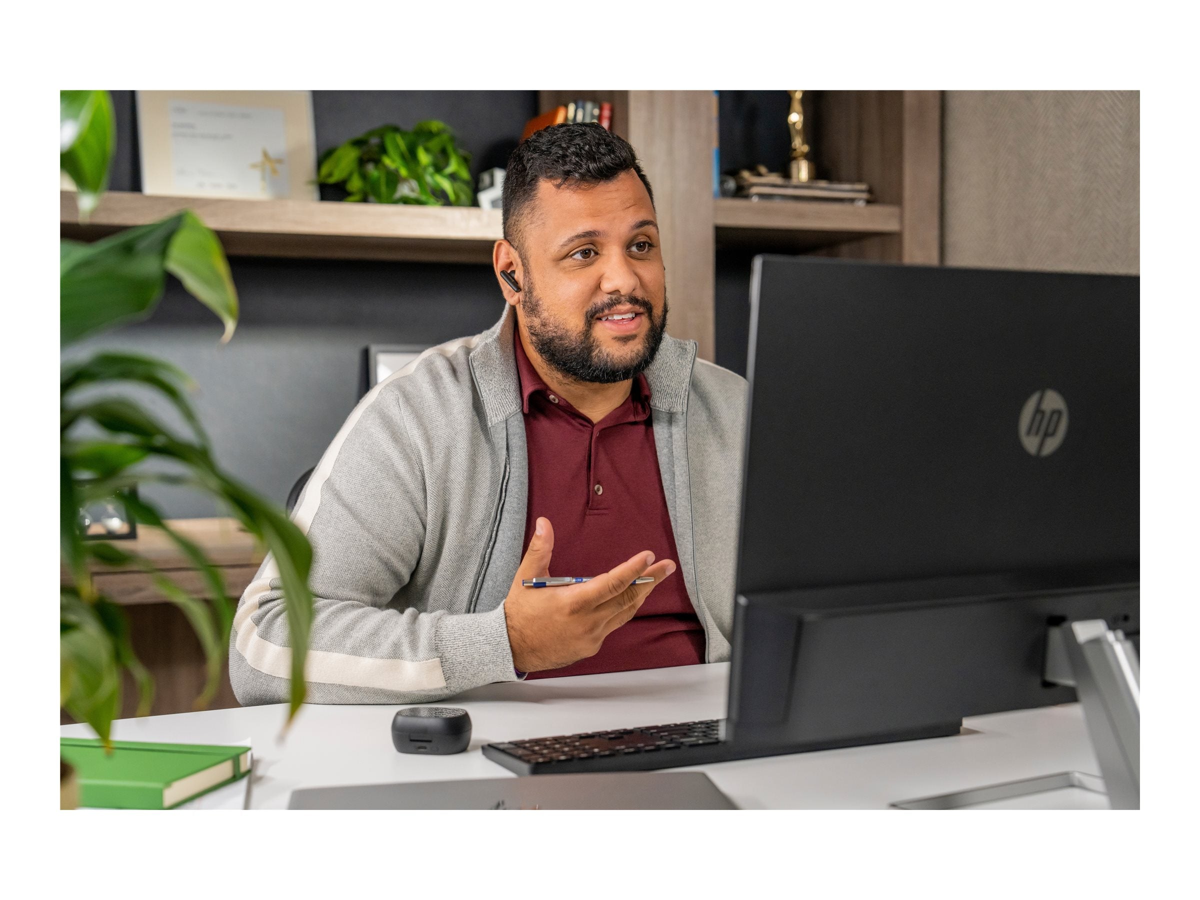HP Poly Voyager Free 60+ UC M Carbon Black Earbuds +BT700 USB-C Adapter +Touchscreen Charge Case Casque Sans fil Ecouteurs Appels/Musique USB Type-C Bluetooth