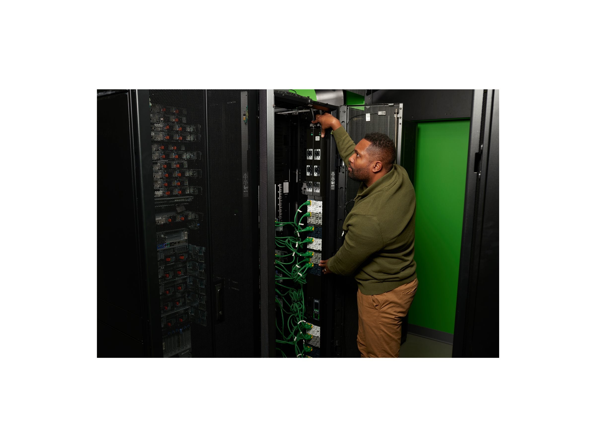 APC NetShelter Rack PDU Advanced Switched 17.3kW 3PH 415V 30A 530P6 48 Outlet