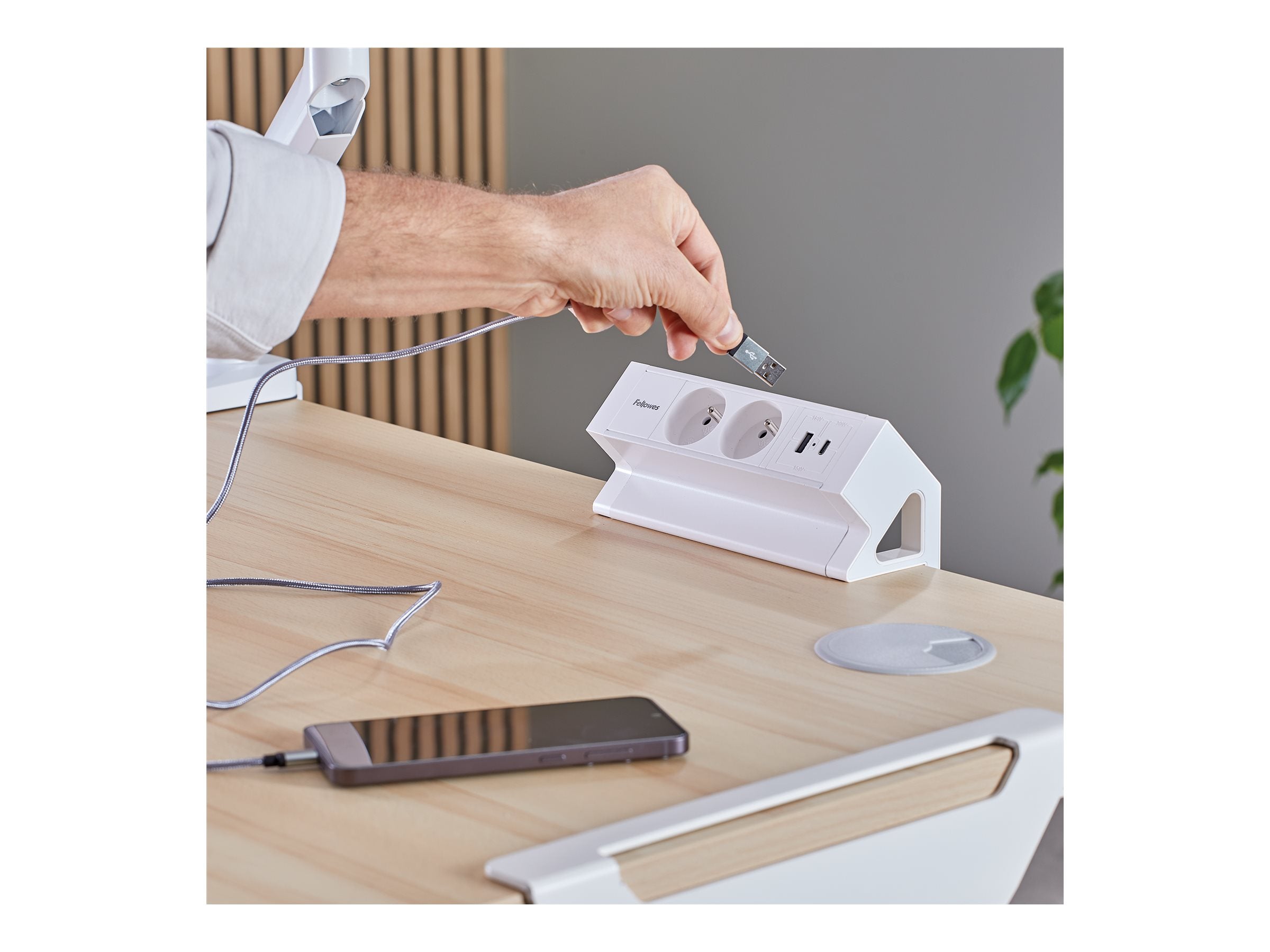 FELLOWES PRISE POUR BUREAU ÉLECTRIQUE TYPE E - BLANC Équipé de 2 x prise de courant 230v 1 x port USB-A 18w max et 1 x port USB-C