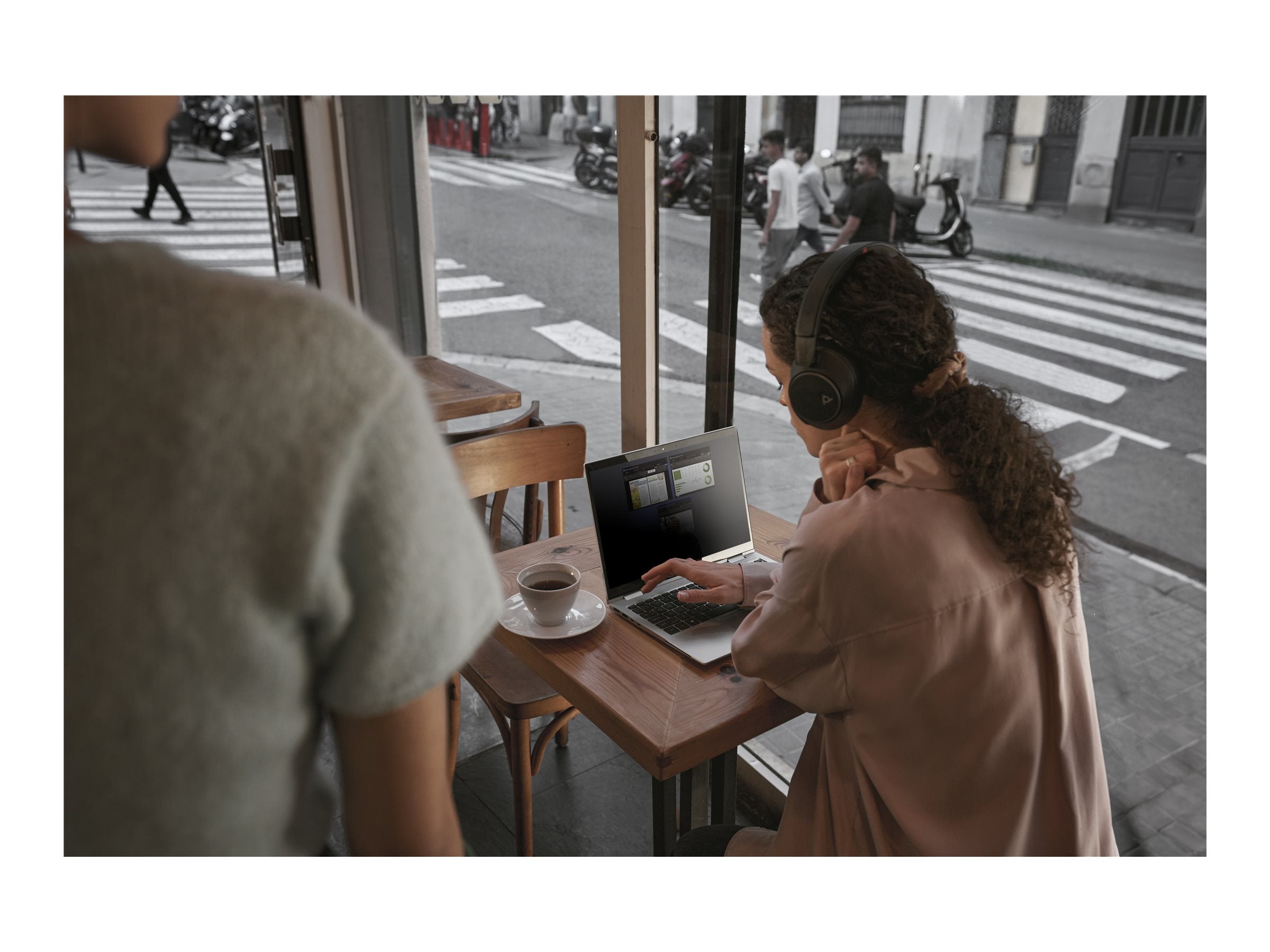 HP EliteBook 6 G1iq IA Nouvelle génération Snapdragon X1-26-100 14p WUXGA 16Go 512Go SSD UMA W11P Copilot + PC 1/1/0