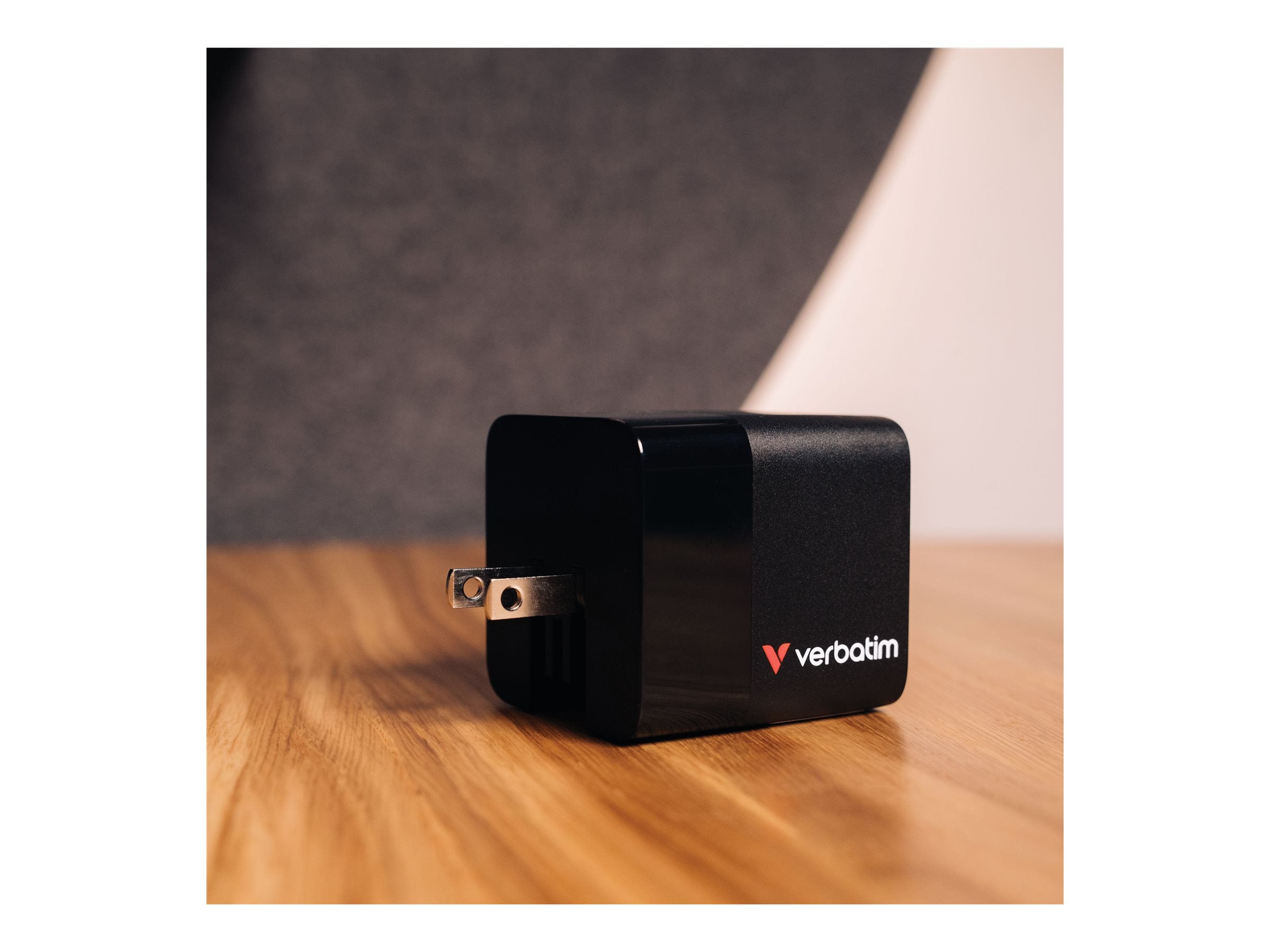 VERBATIM GAN CHARGER 65W 2 PORT RETR CABLE US/EU/UK ADP WCF (P)
