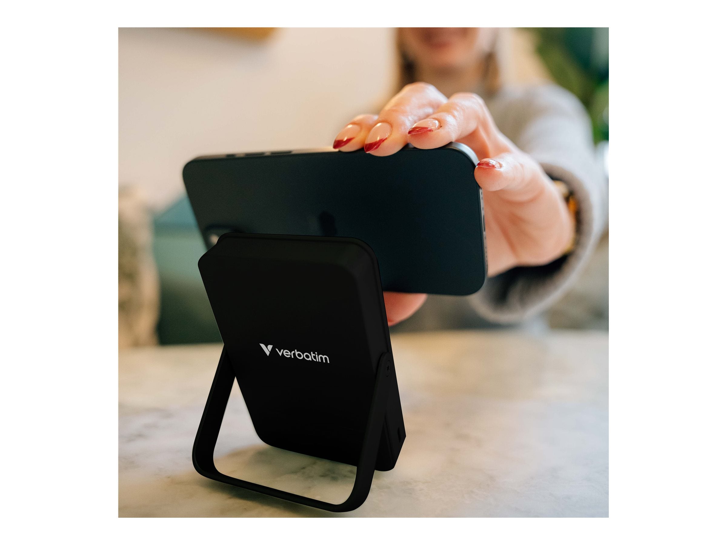VERBATIM CHARGE N GO POWER BANK WITH STAND MAGNETIC WIRELESS 10000MAH - BLACK WCF (P)