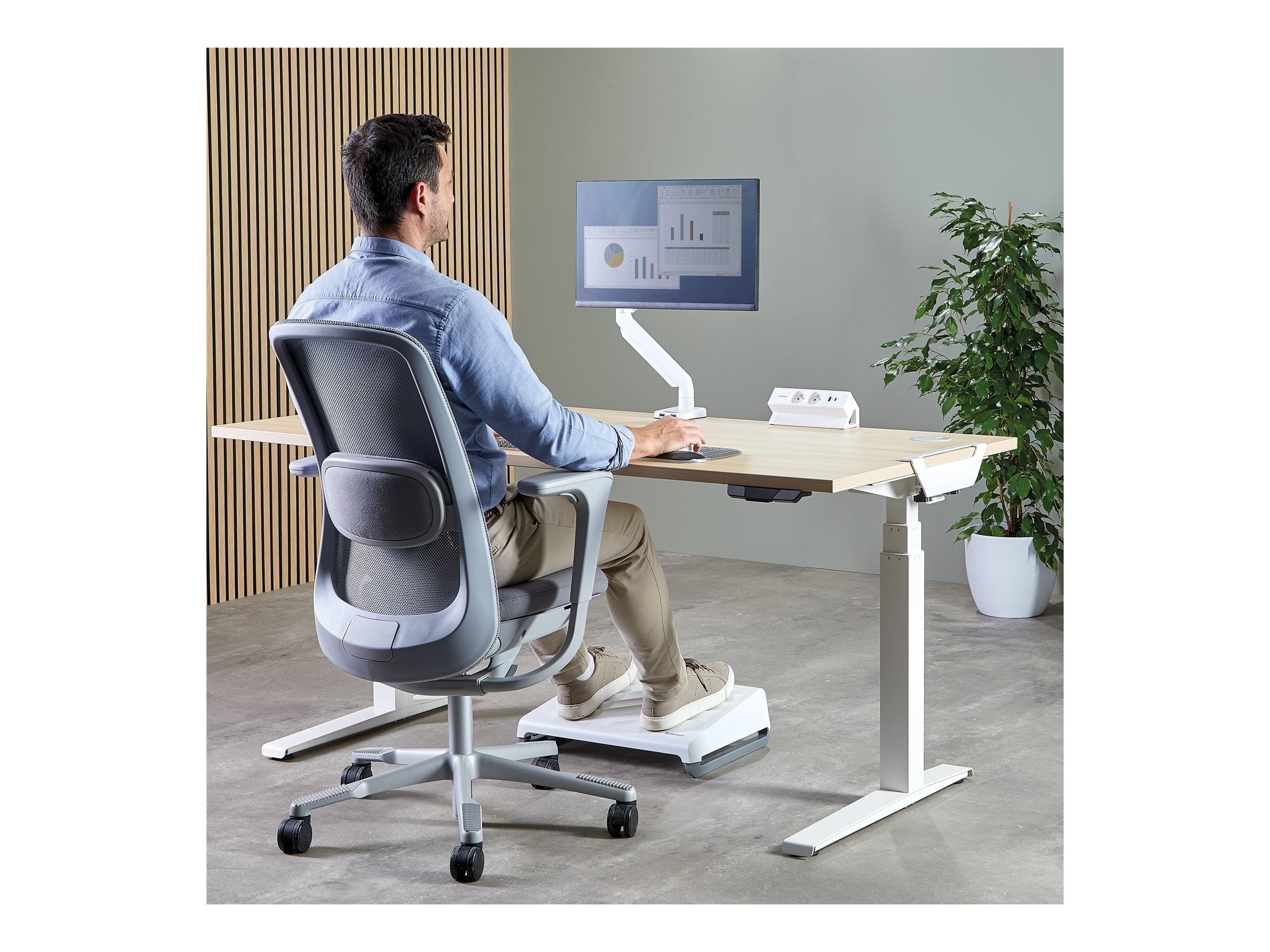 FELLOWES PRISE POUR BUREAU ÉLECTRIQUE TYPE E - BLANC Équipé de 2 x prise de courant 230v 1 x port USB-A 18w max et 1 x port USB-C