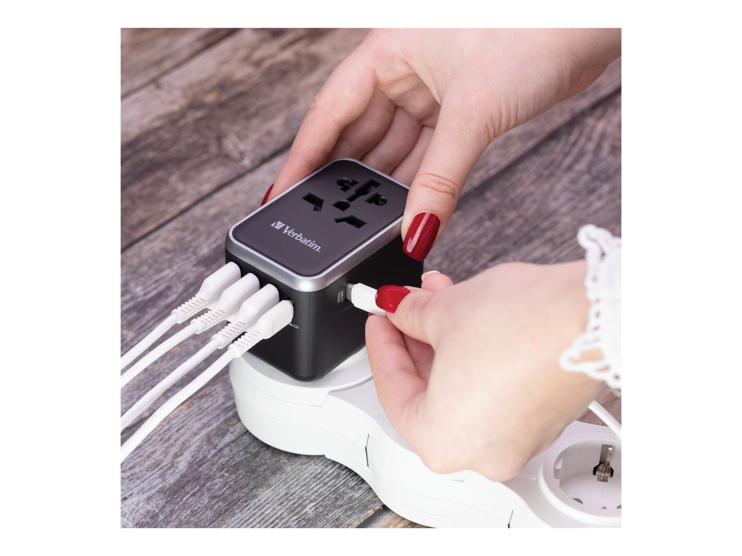 VERBATIM UNIVERSAL TRAVEL ADAPTER UTA-04 PD61W / QC / 3XUSB / 2XTYPE-C WCF (P)