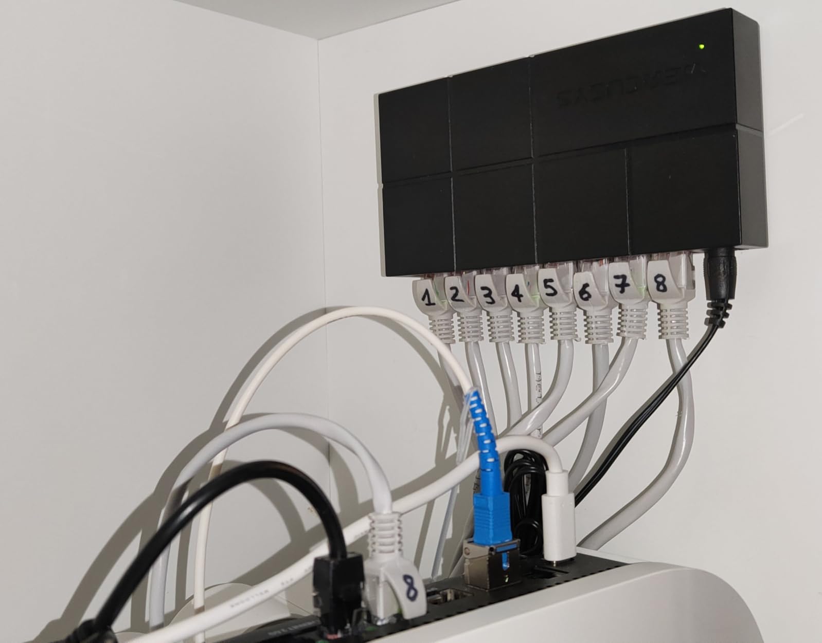 TP-LINK 8-Port Gigabit Desktop Switch with 7-Port PoE+ PORT 7x Gigabit PoE+ Ports 1x Gigabit Non-PoE Ports