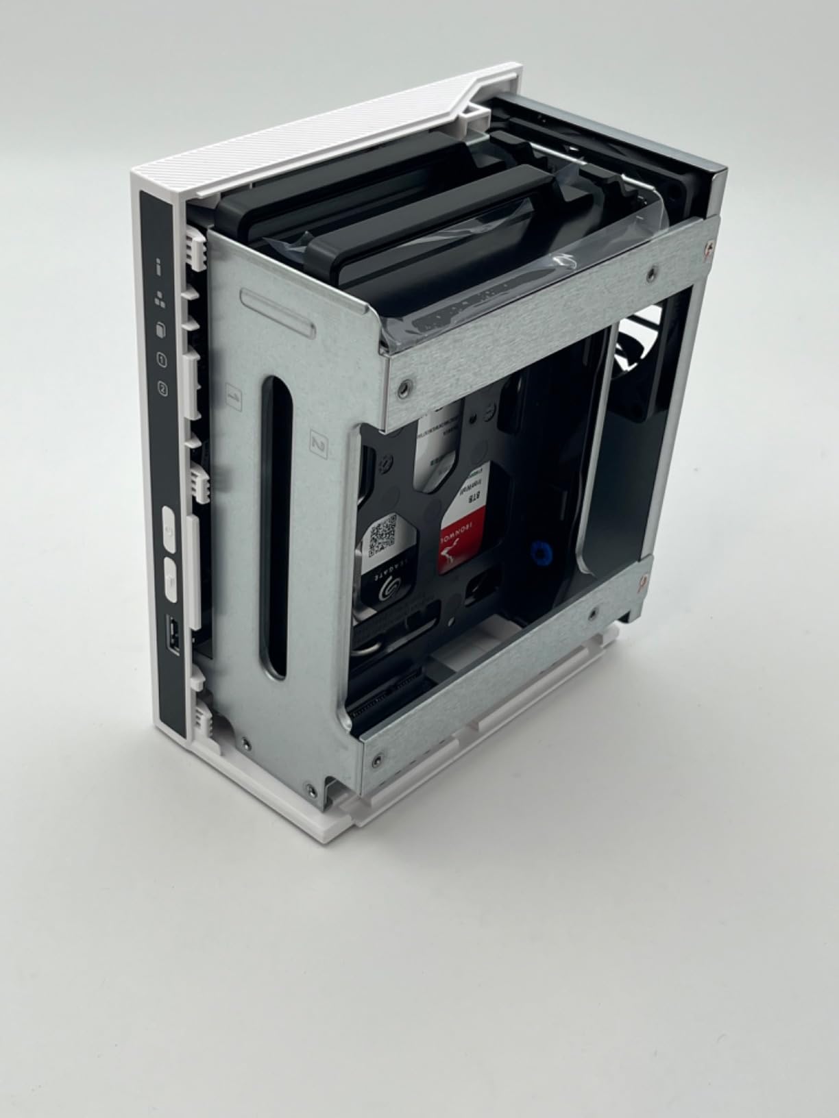 QNAP TS-233 2 bay ARM 2.0GHz Quad core 2xSATA 6Gb/s 2Go RAM on-board 1xGbE 1xUSB3.2 Gen1 and 2xUSB2.0