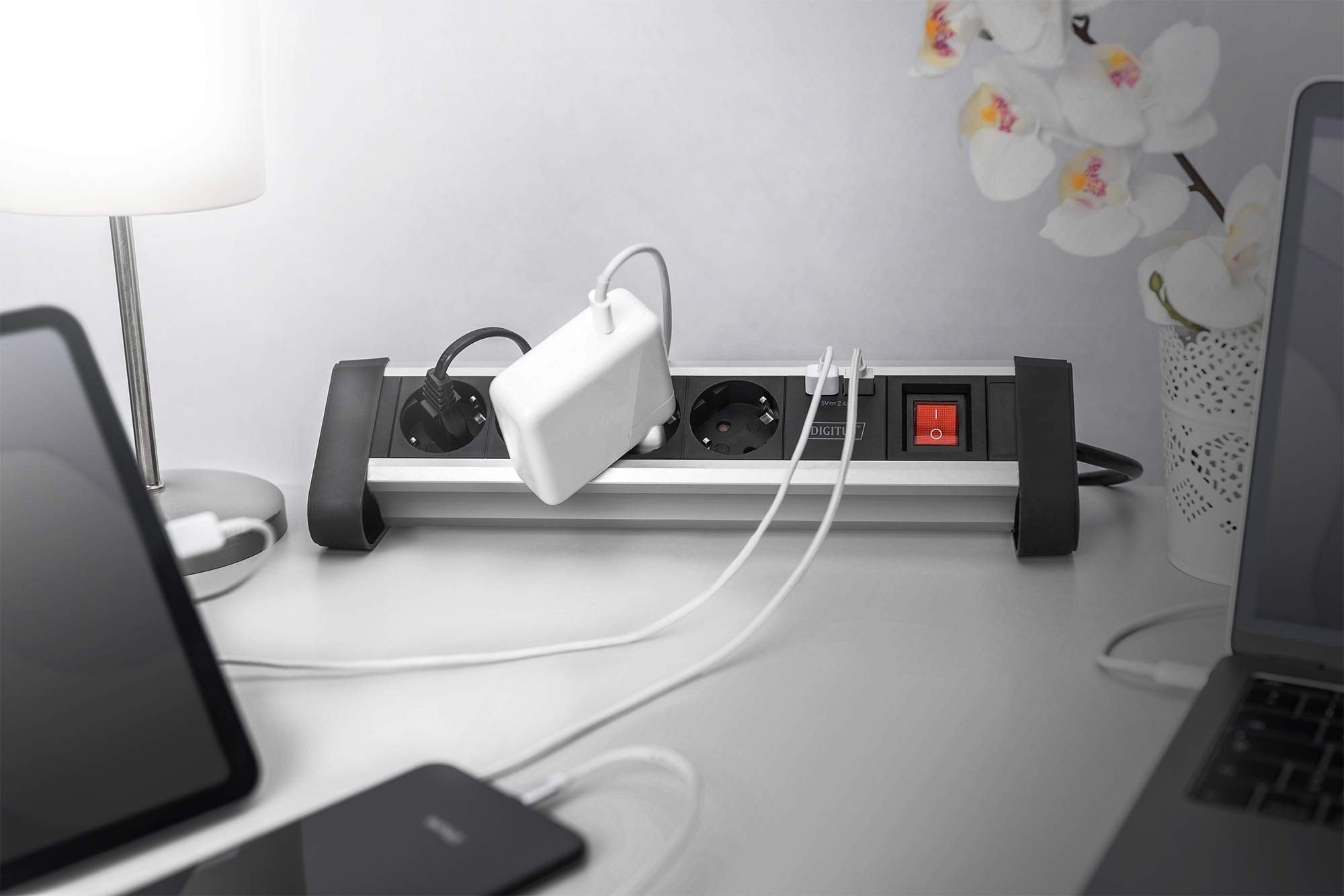 Digitus Bloc 4 prises de bureau avec 2 raccords USB