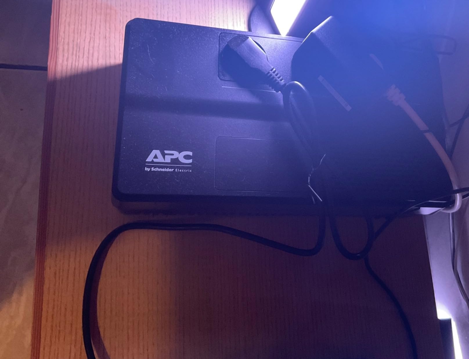 APC Easy UPS BV BV500I-GR UPS AC 230V 300Watt 500VA output connectors 4