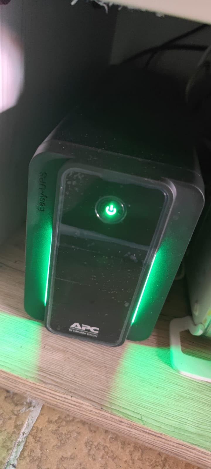 APC Easy UPS BVX Series BVX2200LI-GR UPS AC 220-240V 1200Watt 2200VA 9Ah output connectors 4