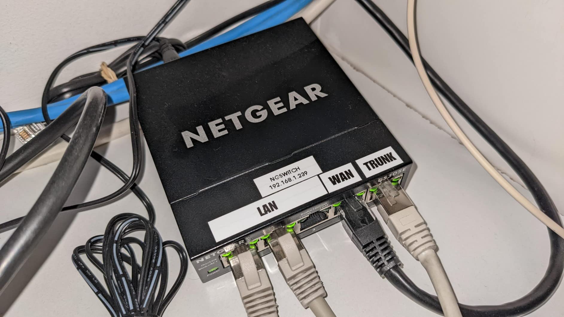 5-PORT Gigabit Ethernet Switch