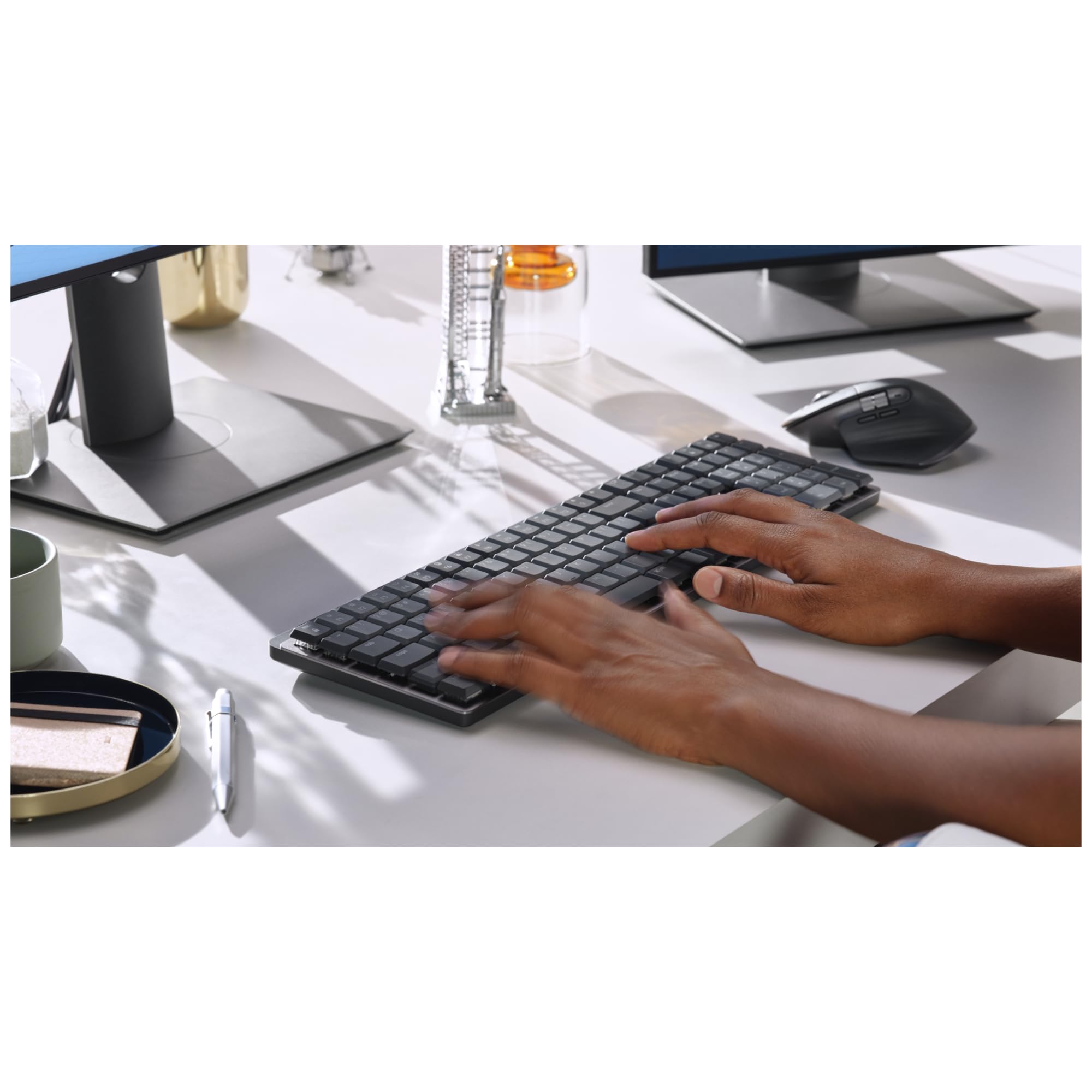 LOGITECH MX Mechanical Wireless Illuminated Performance Keyboard - GRAPHITE - (US) INTL - 2.4GHZ/BT - N/A - EMEA - TACTILE