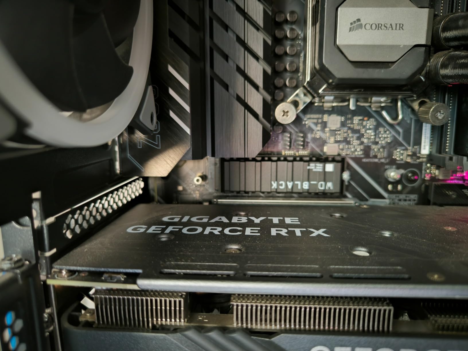 WD Black 1To SN850X NVMe SSD Supremely Fast PCIe Gen4 x4 M.2 with heatsink internal single-packed POWERED BY SANDISK