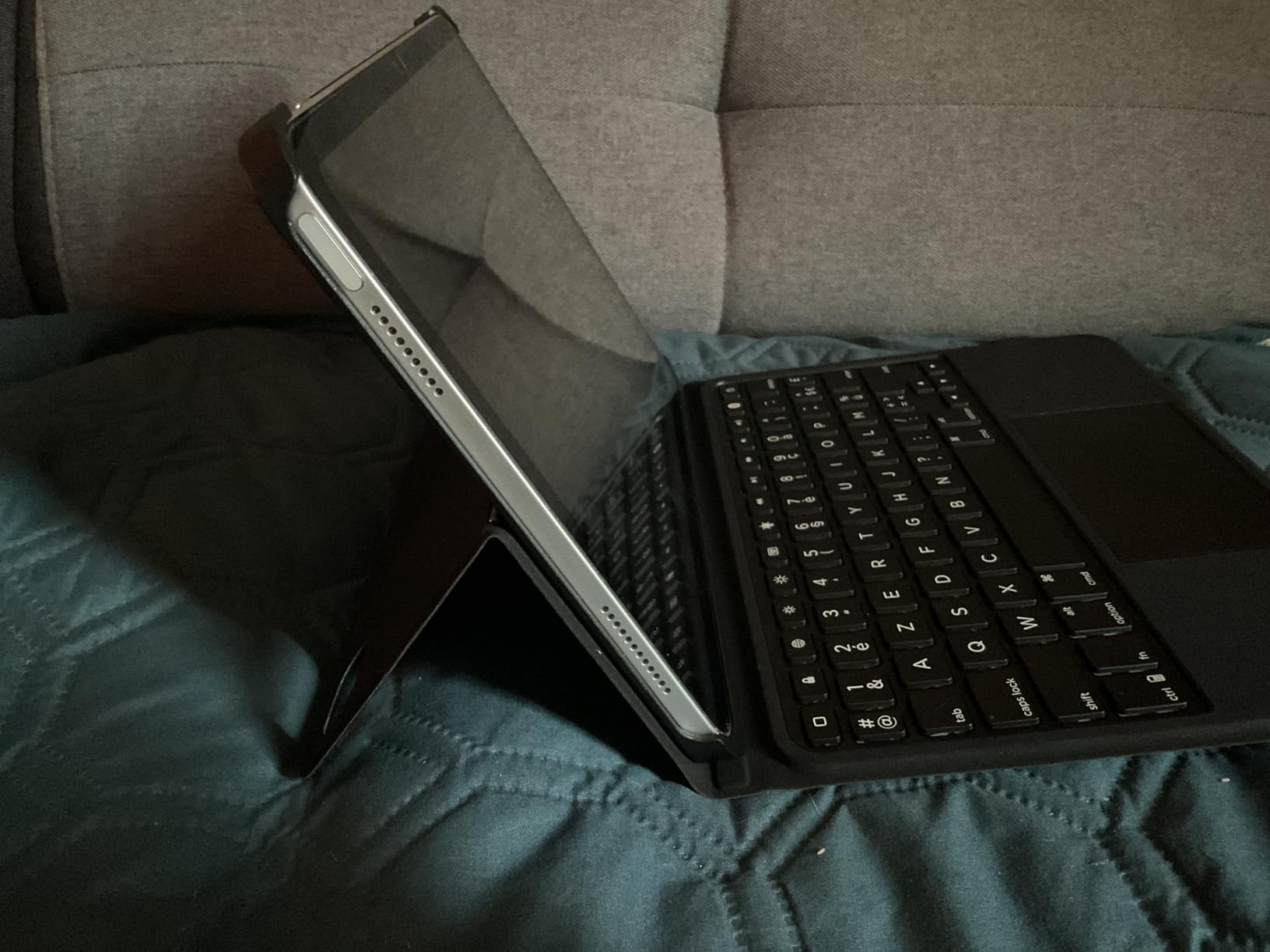 BELKIN Everyday Cradle Keyboard Folio for iPad 10th Gen (FR)
