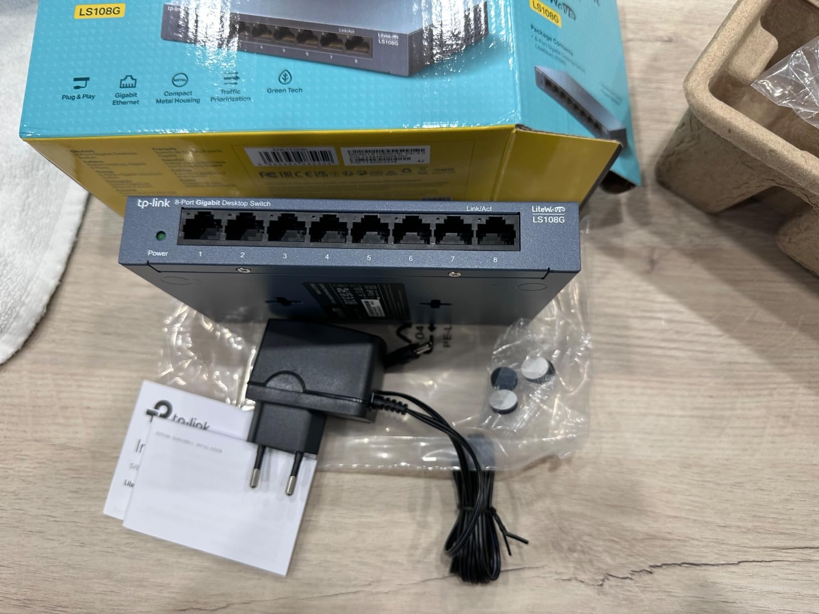 LS108G LiteWave 8-Port GB Desktop Switch