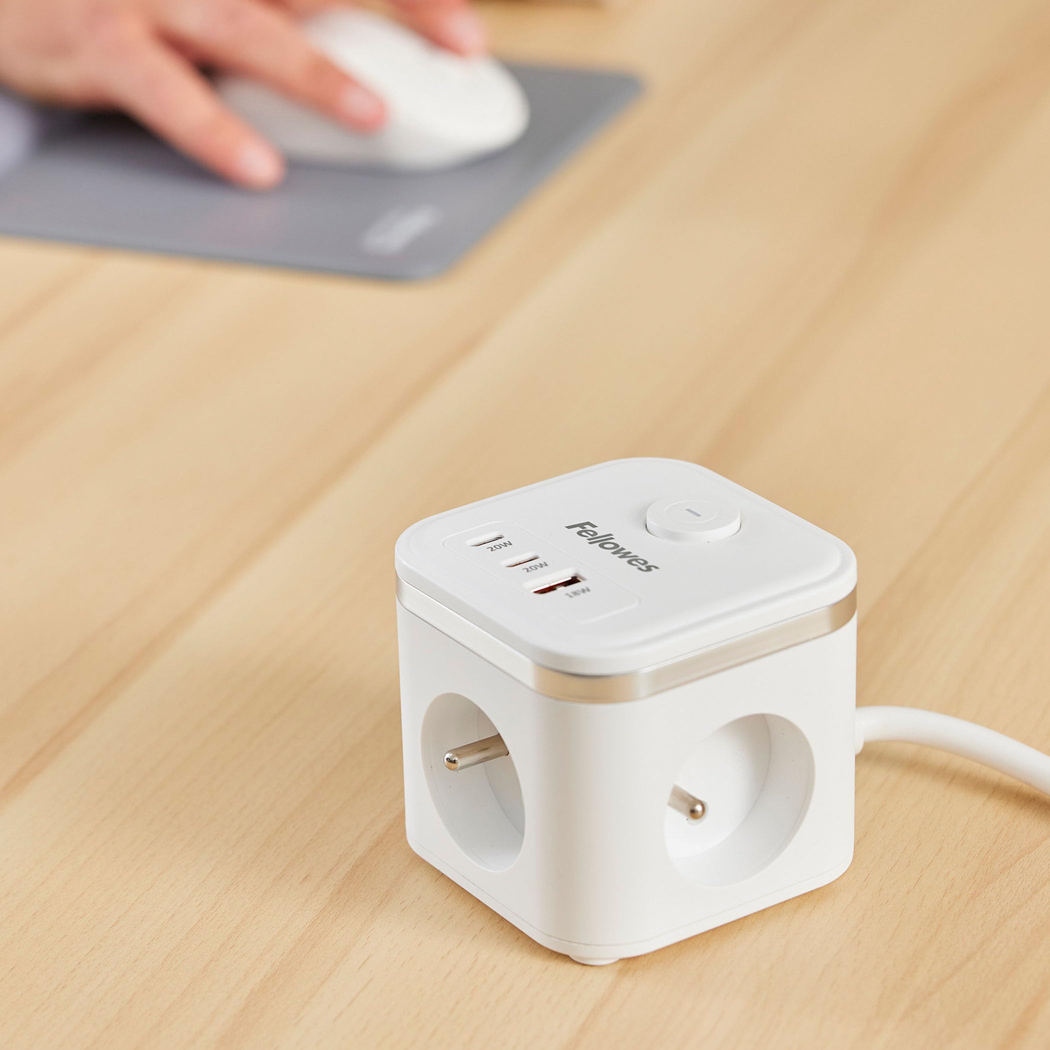 FELLOWES POWER CUBE TYPE E - BLANC MULTI PRISE Équipé de 3 x prises de courant 230v 1 x port USB-A 18W max et 2 x ports USB-C 20W