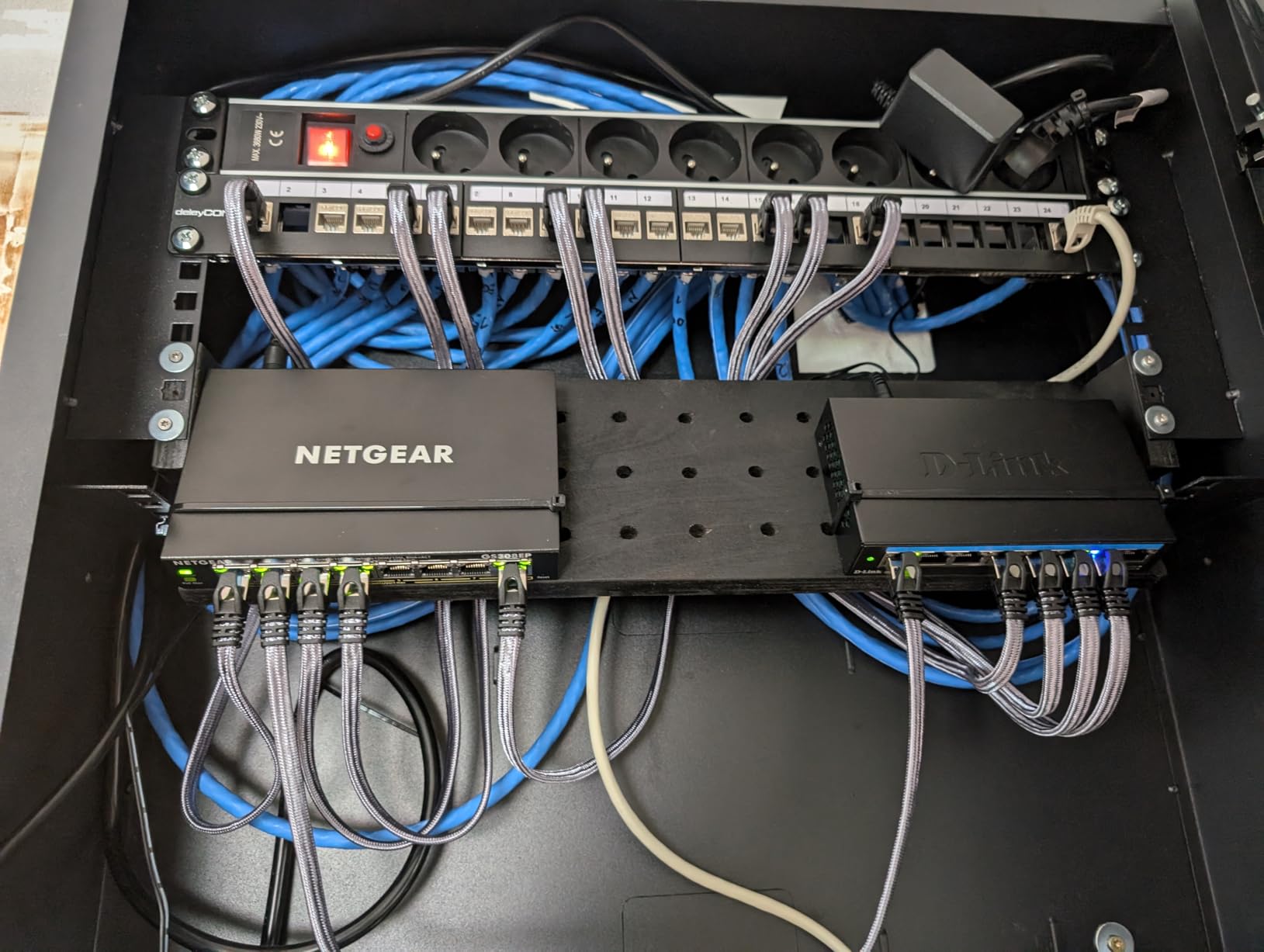 Intellinet 713689 étagere 2U/4U Rack monté sur le mur
