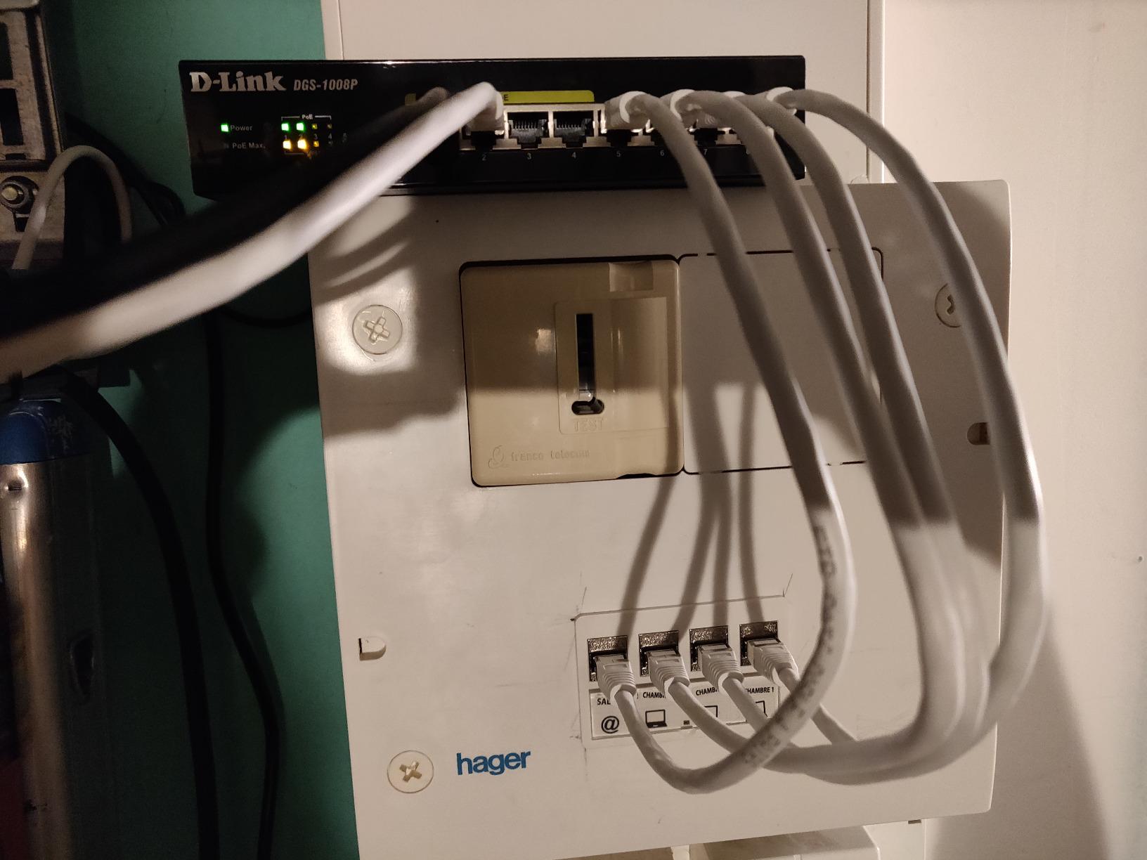 D-LINK Switch gigabit ethernet non admin 8 ports 10/100/1000Mbps dont 4 PoE