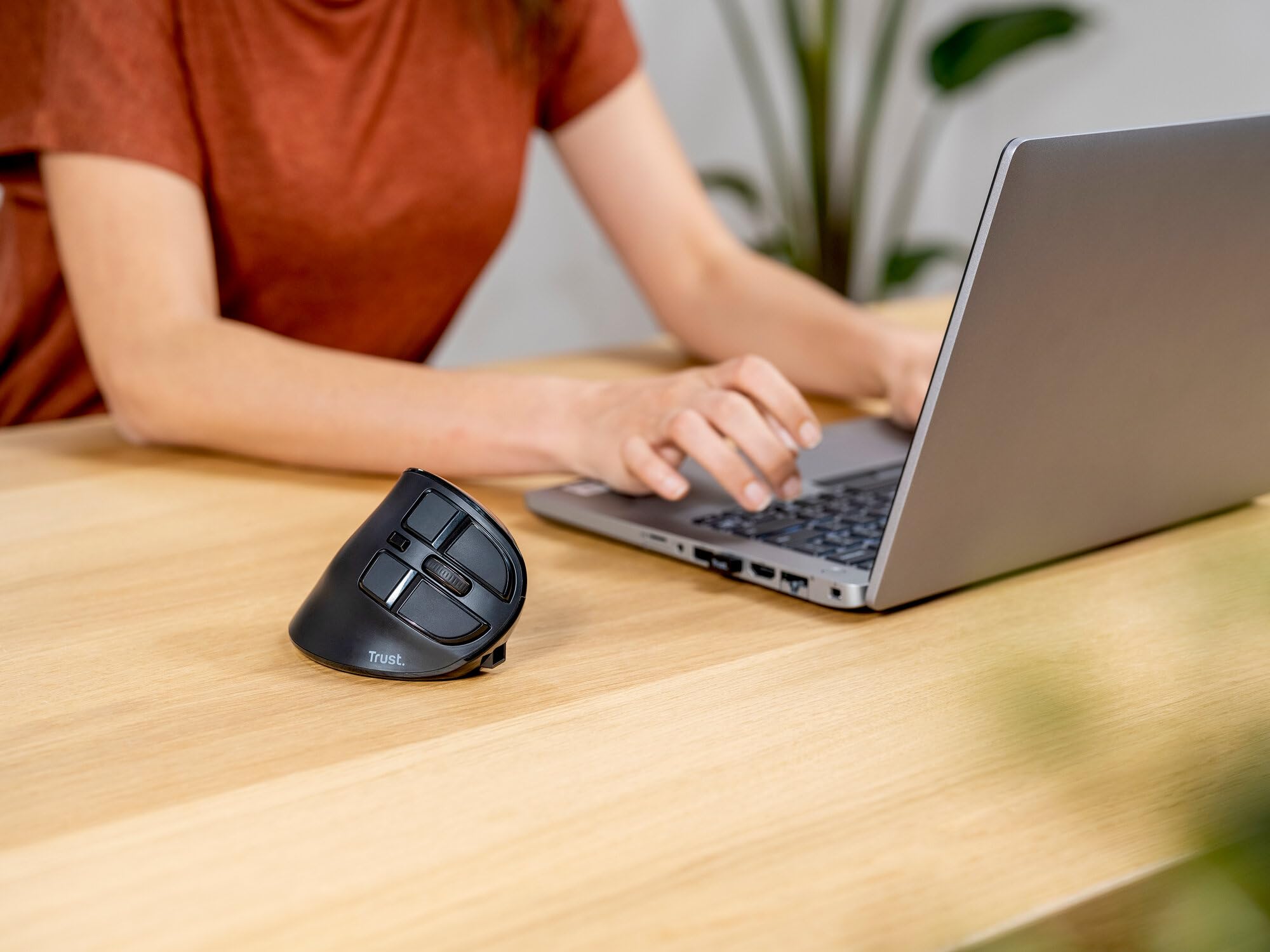 TRUST Souris sans fil ergonomique VOXX Rechargeable - Noire