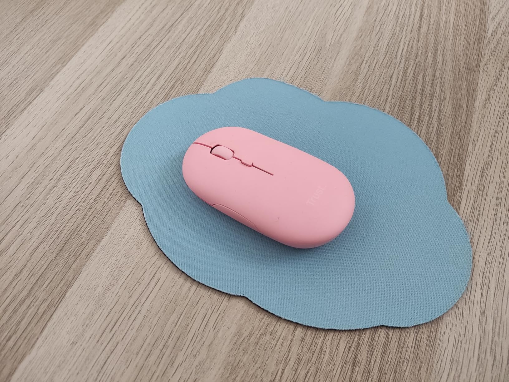 TRUST Souris sans fil PUCK Ultra-plate rechargeable - Rose