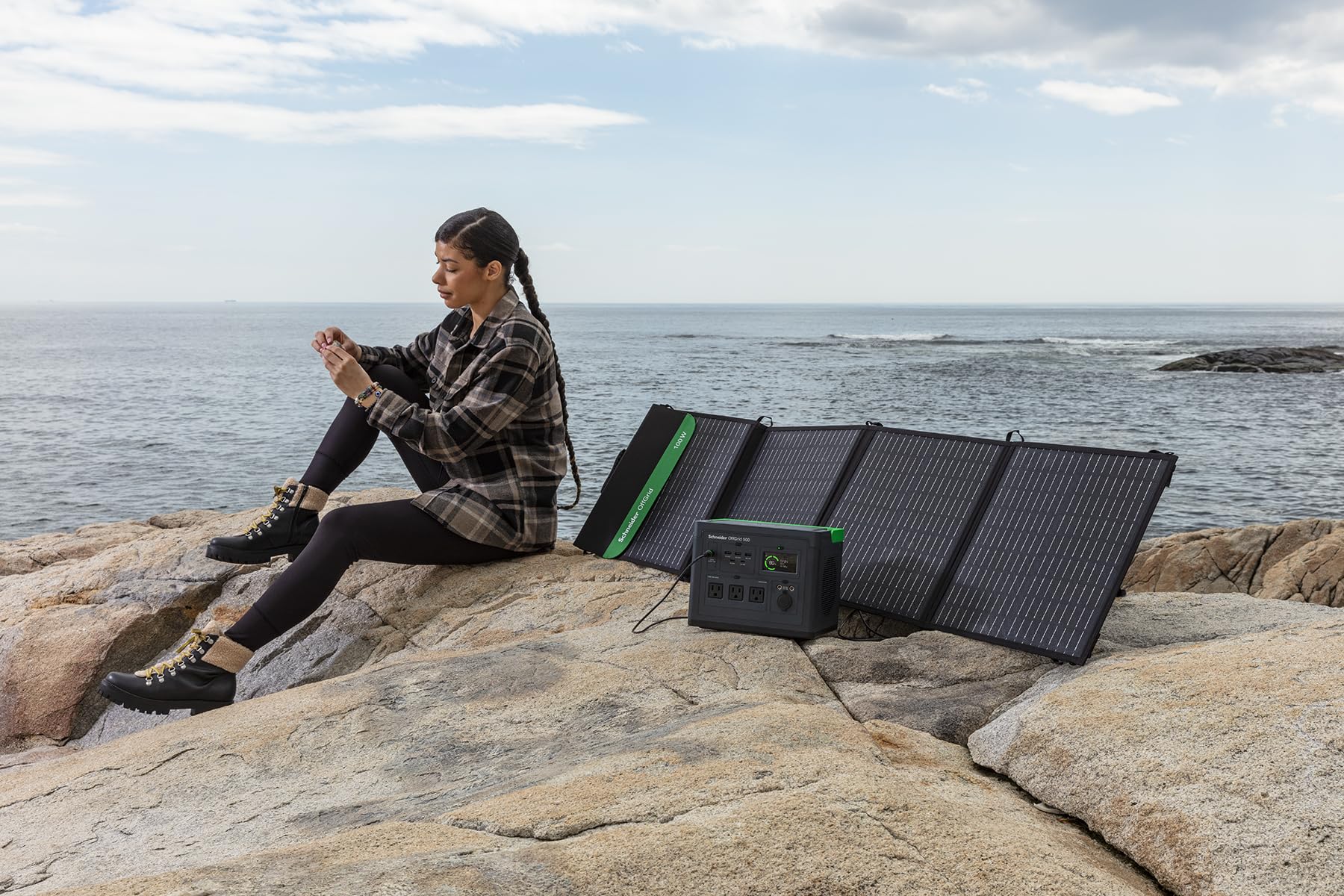 APC OffGrid PSP200 Solar panel portable 200Watt output connectors 1