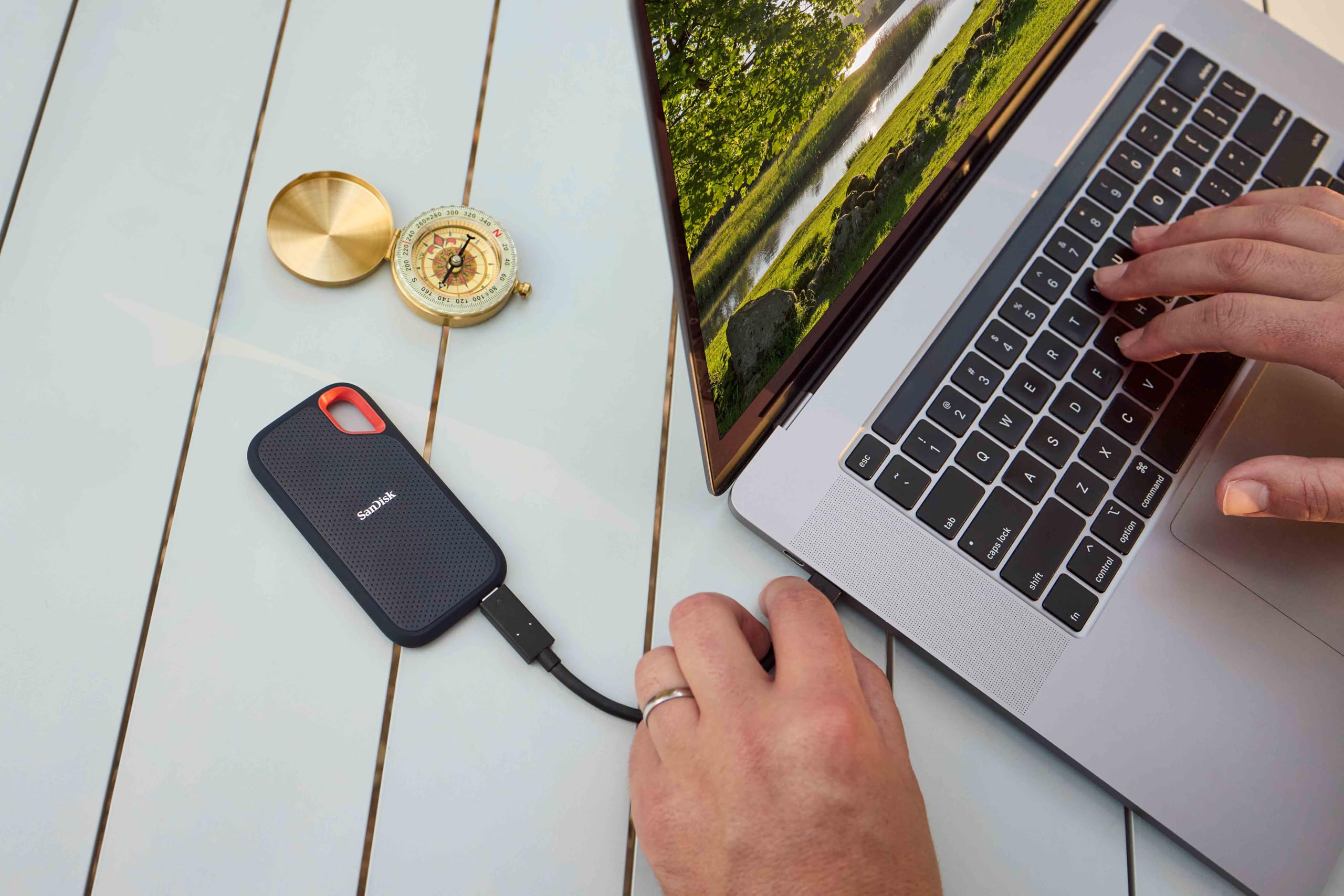 SANDISK Extreme 8To Portable SSD up to 1050Mo/s Read and 1000Mo/s Write Speeds USB 3.2 Gen 2 2-meter drop protection and IP55