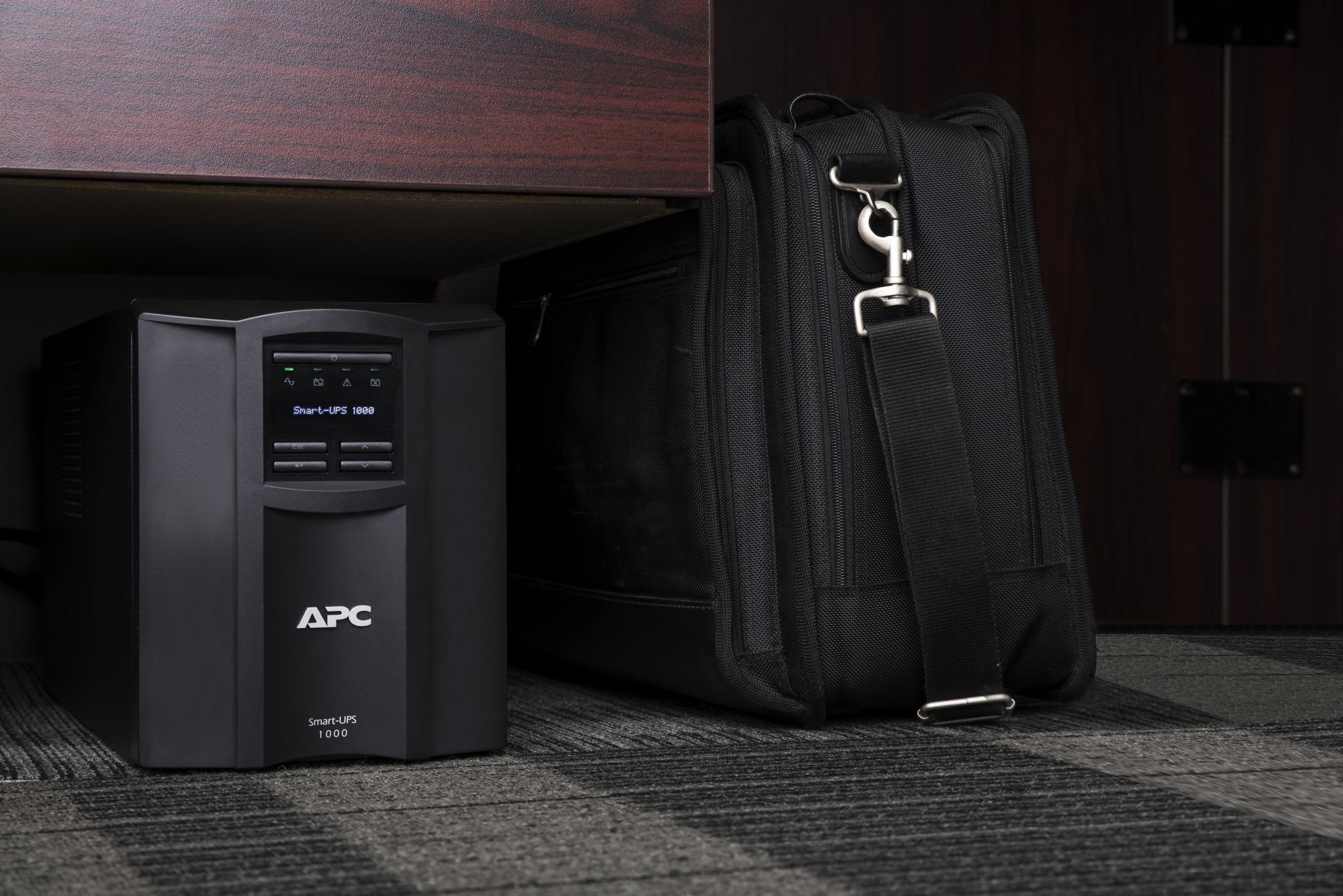 APC Smart-UPS SMT1000IC UPS AC 220/230/240V 700Watt 1000VA RS-232 USB output connectors 8 Black with APC SmartConnect