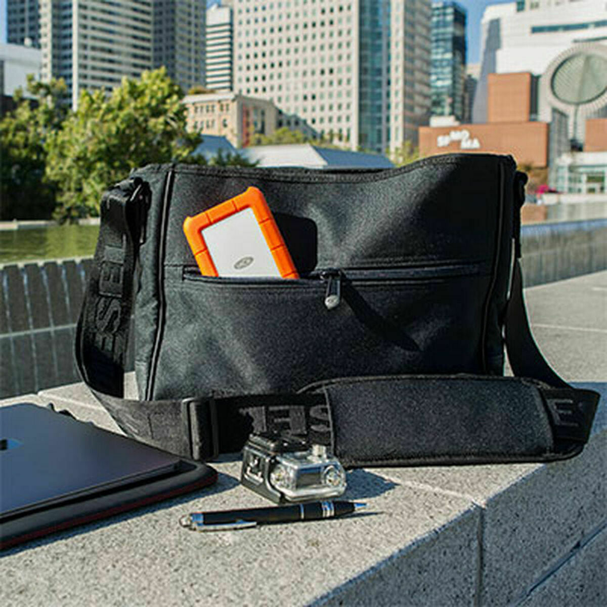 LACIE RUGGED 4To USB-C USB3.0 résistant aux chutes. compressements et à la pluie. utilisation tout terrain. orange