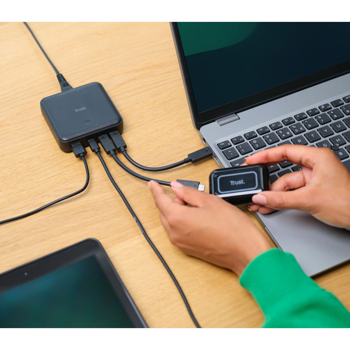 TRUST Chargeur de bureau universel MAXO USB-C 100 watts Apple PC… 4 ports - Noire