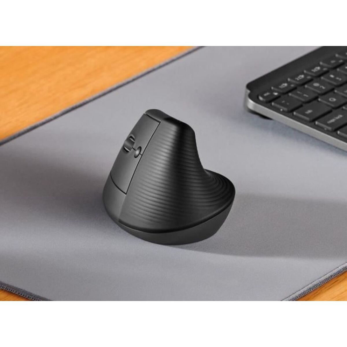 LOGITECH Lift Vertical Ergonomic Mouse Vertical mouse ergonomic left-handed optical 6 buttons wireless Bluetooth 2.4 GHz