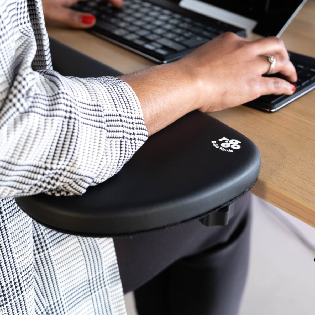 R-GO TOOLS Accoudoir symétrique avec découpe abdominale