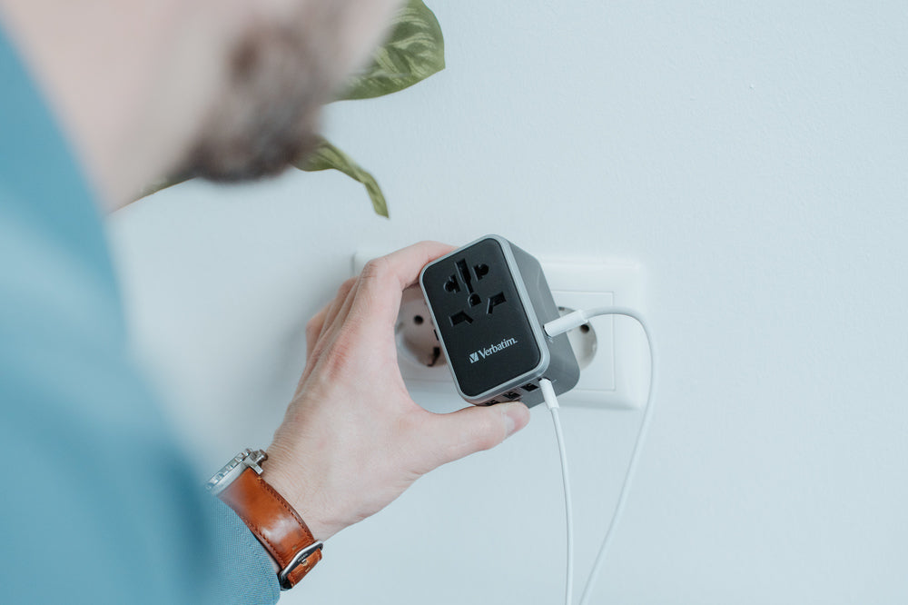 VERBATIM UNIVERSAL TRAVEL ADAPTER UTA-04 PD61W / QC / 3XUSB / 2XTYPE-C WCF (P)