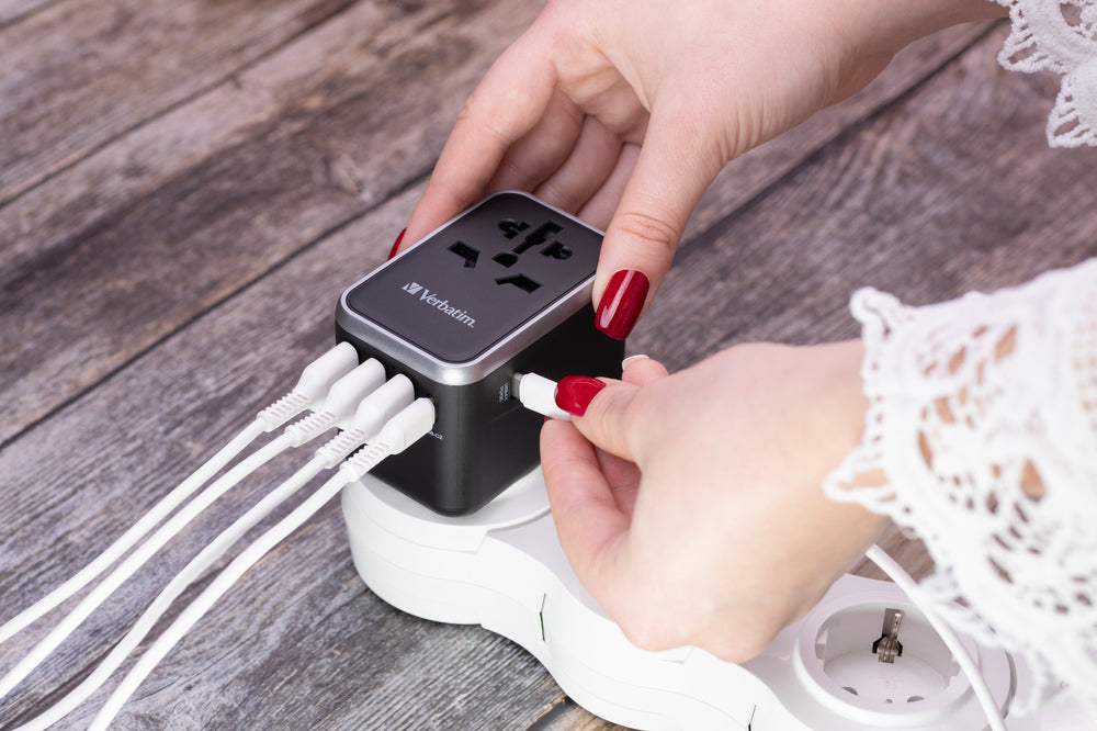 VERBATIM UNIVERSAL TRAVEL ADAPTER UTA-04 PD61W / QC / 3XUSB / 2XTYPE-C WCF (P)