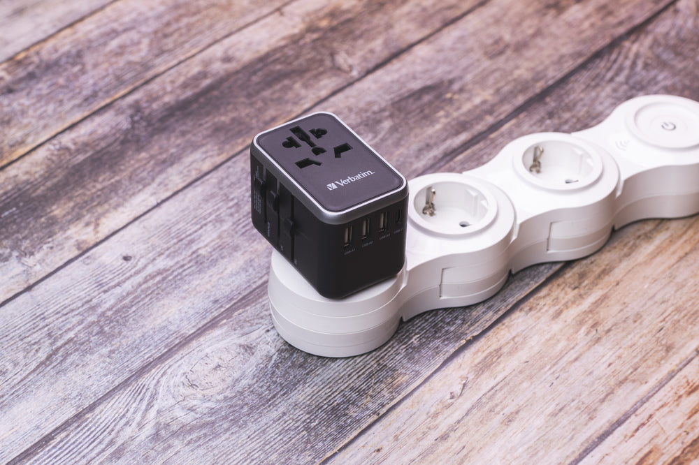 VERBATIM UNIVERSAL TRAVEL ADAPTER UTA-04 PD61W / QC / 3XUSB / 2XTYPE-C WCF (P)