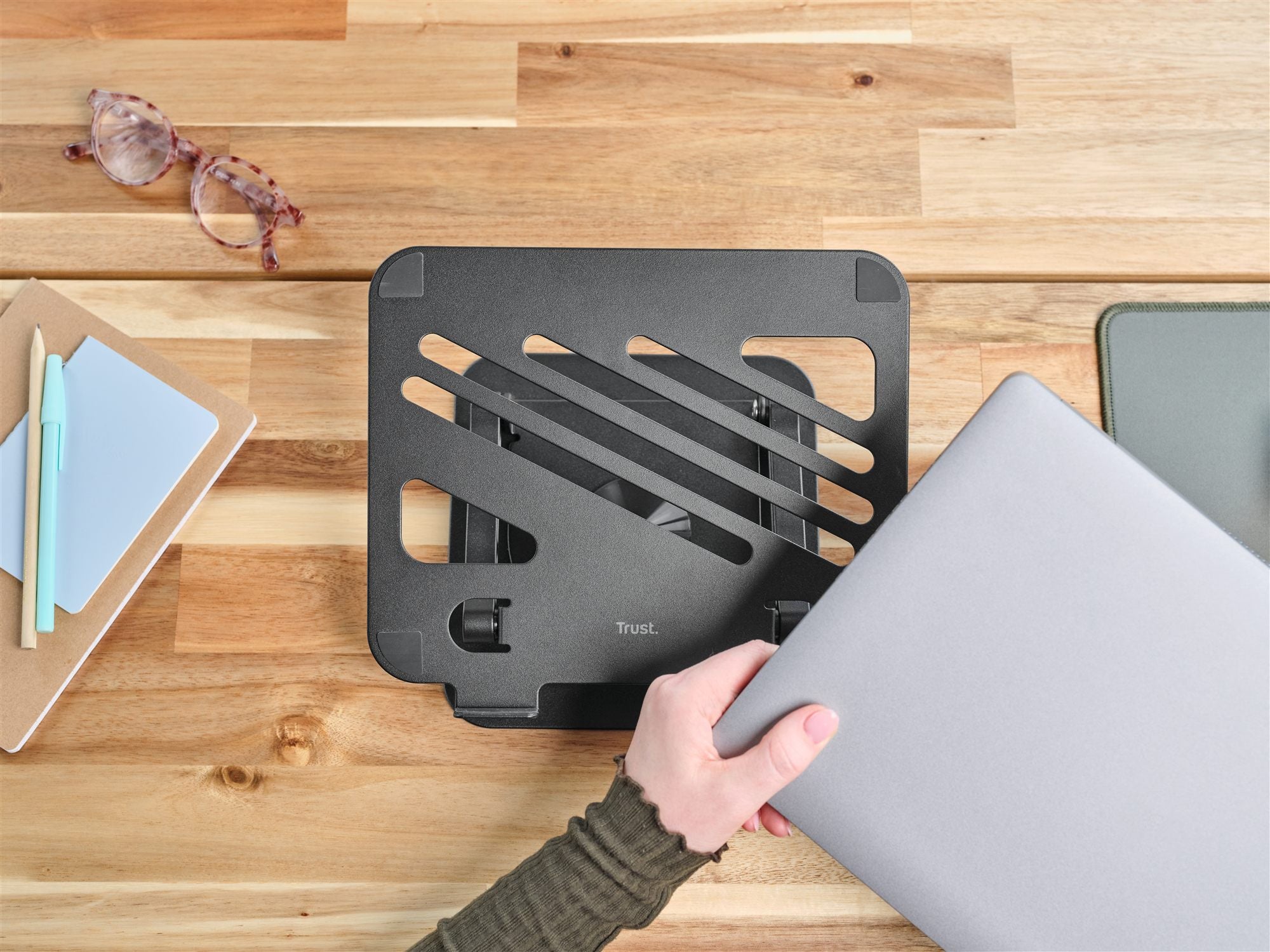 TRUST Support métallique ZEFF pliable et orientable pour ordinateur portable