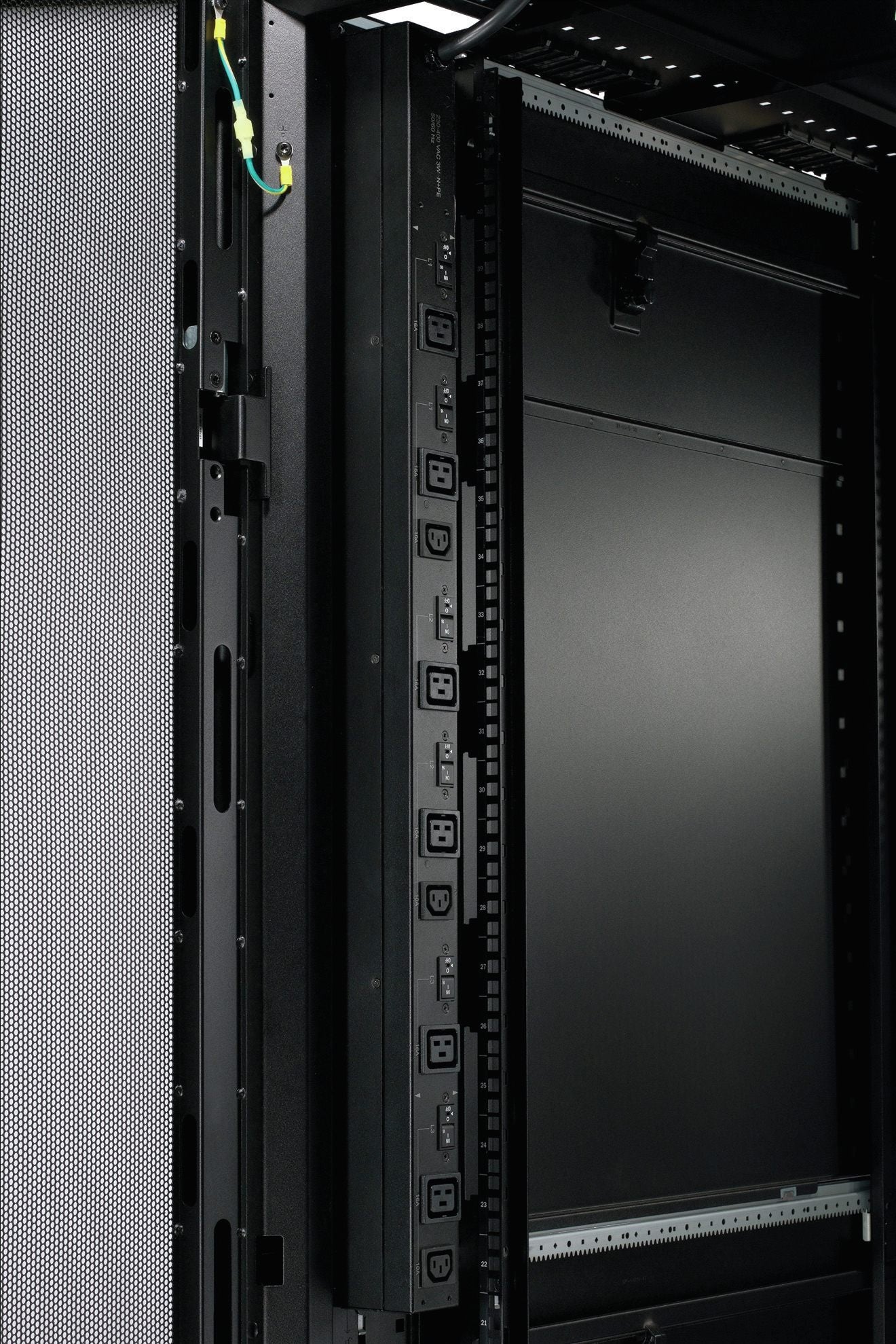 APC Basic Rack PDU Zero U Rack AC 400V 22 kW output connectors 9 power IEC 60320 C13 IEC 60320 C19 0U