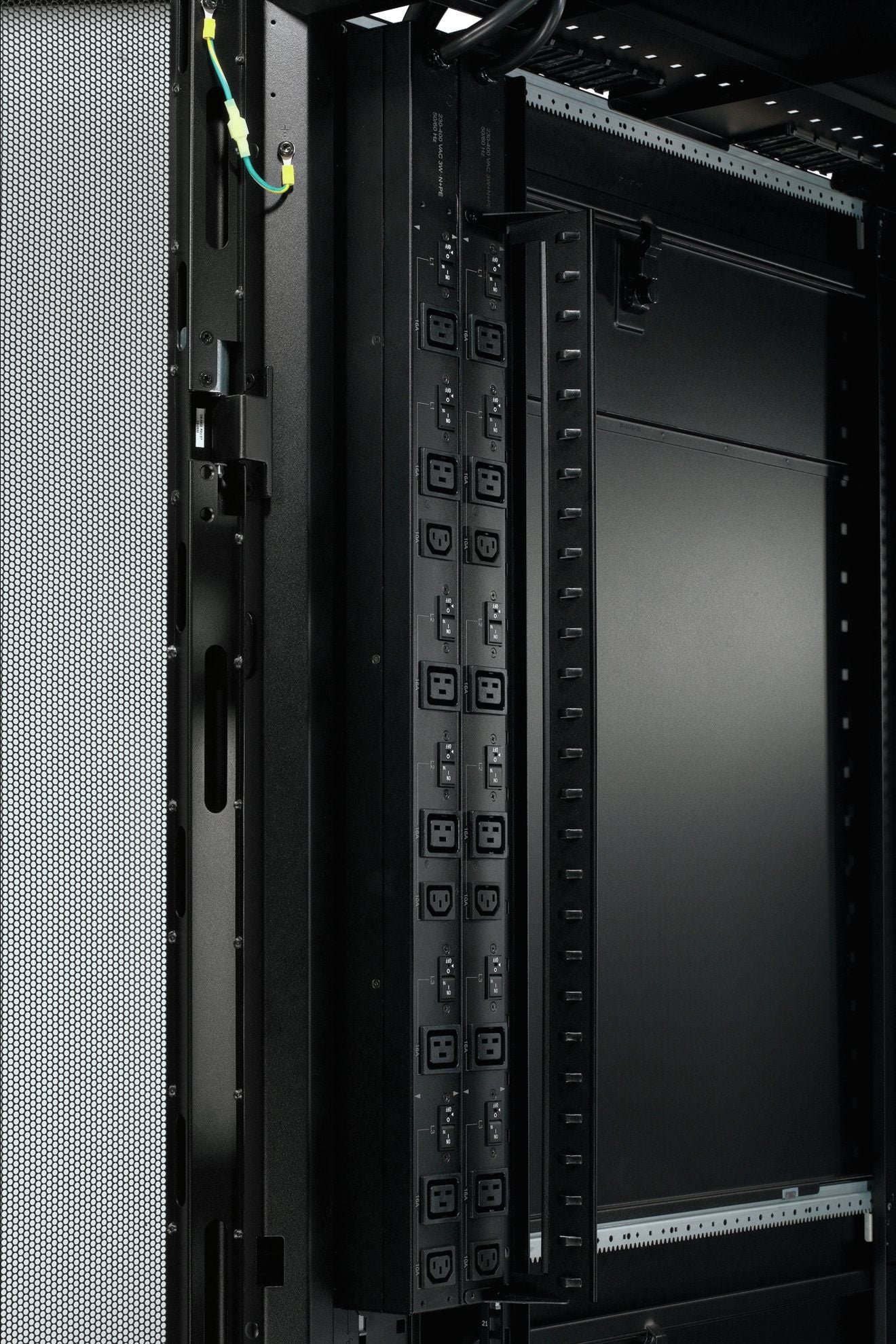 APC Basic Rack PDU Zero U Rack AC 400V 22 kW output connectors 9 power IEC 60320 C13 IEC 60320 C19 0U