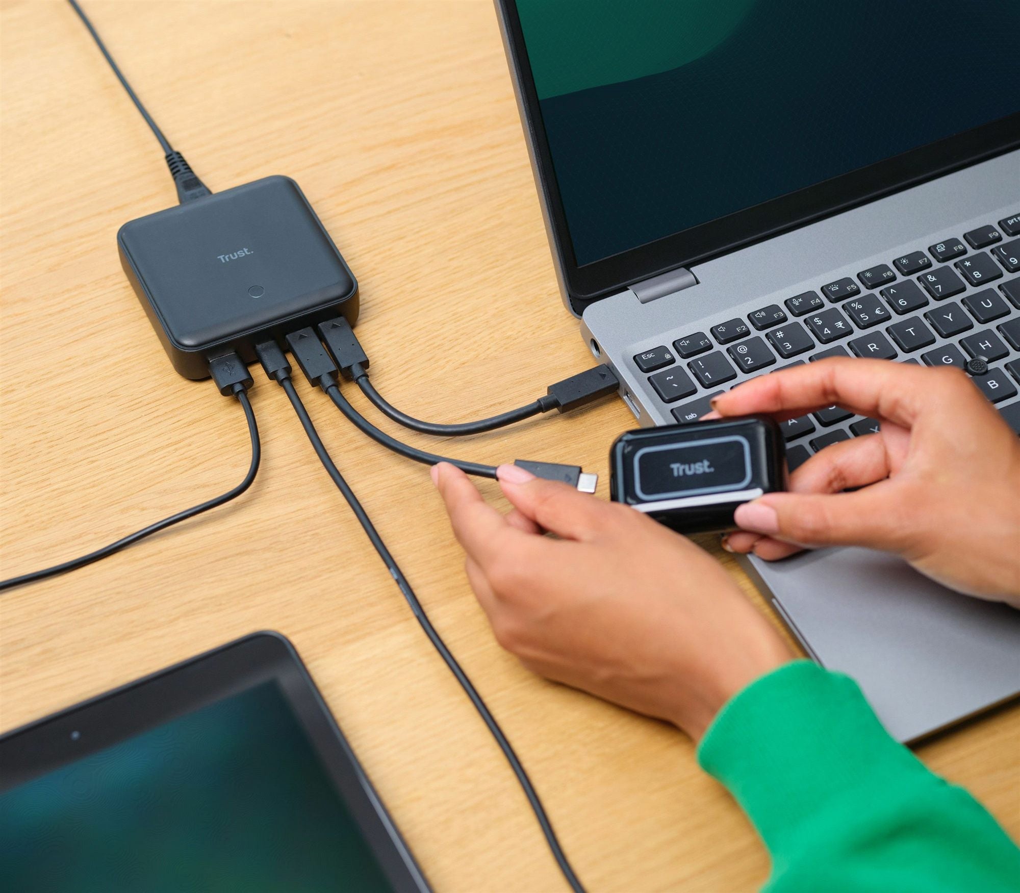 TRUST Chargeur de bureau universel MAXO USB-C 100 watts Apple PC… 4 ports - Noire
