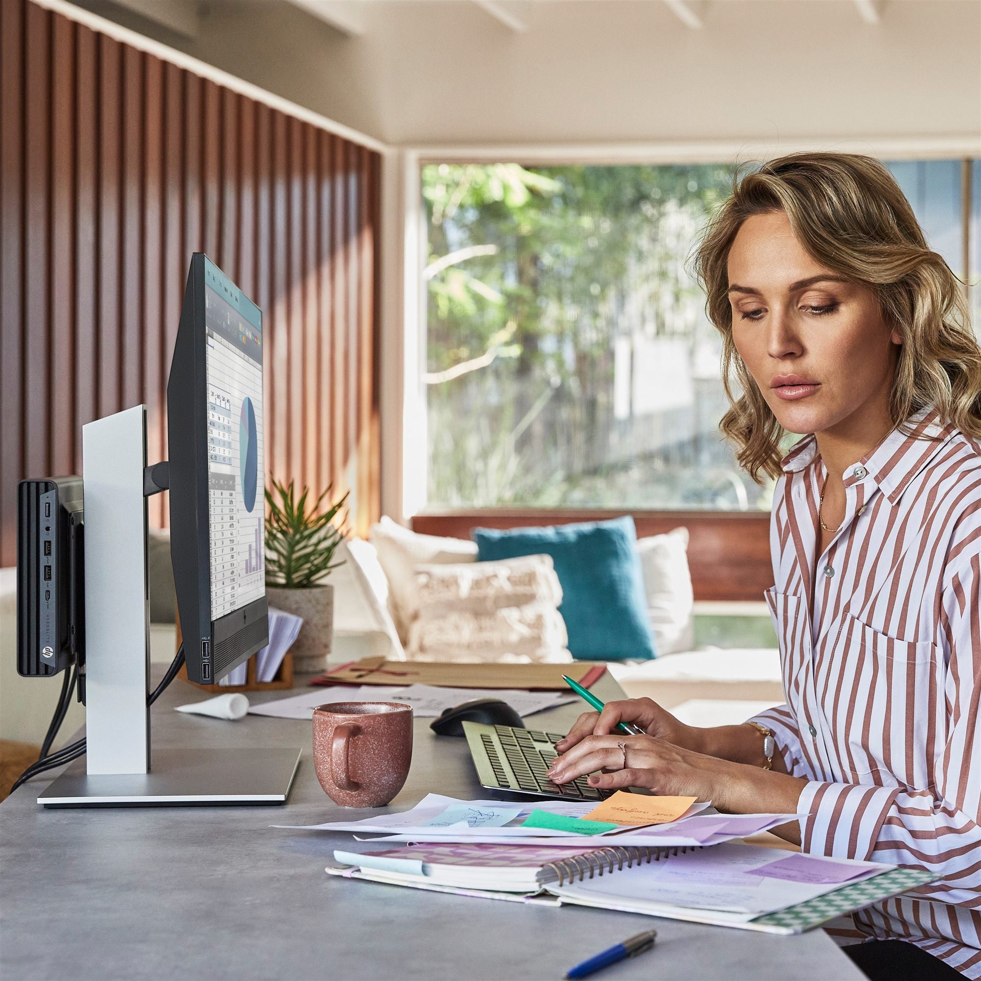 HP Elite Mini 800 G9 Intel® Core™ i7 i7-13700 16 Go DDR5-SDRAM 512 Go SSD Windows 11 Pro Mini PC Noir