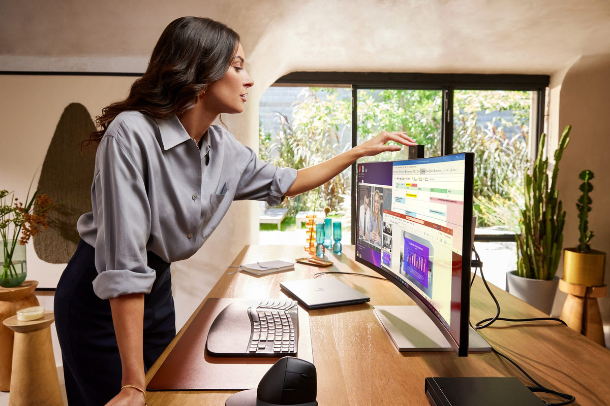 HP Écran incurvé Series 7 Pro LED - 734pm avec webcam 5 Mpx WQHD 34p 3440 x 1440 HDMI DP USB-C Thunderbolt 4 3/3/0
