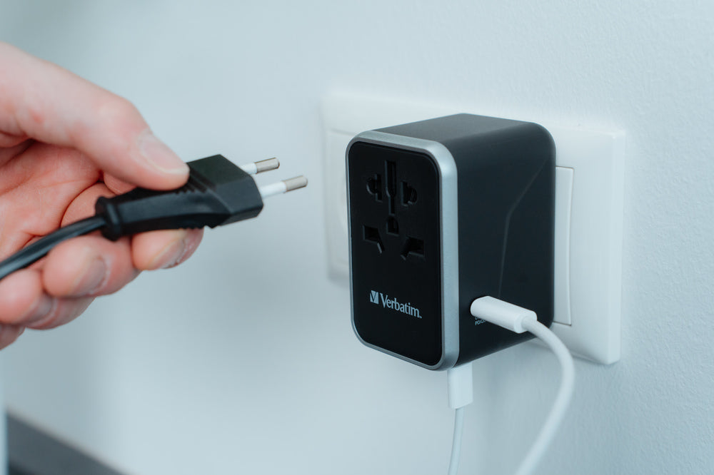 VERBATIM UNIVERSAL TRAVEL ADAPTER UTA-04 PD61W / QC / 3XUSB / 2XTYPE-C WCF (P)