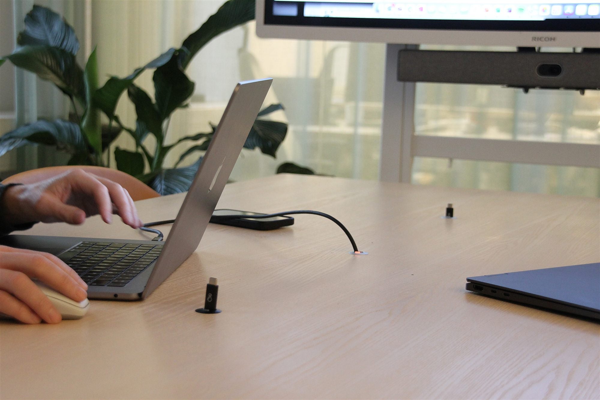 Ochno Socket, pull out, LED button, aluminium