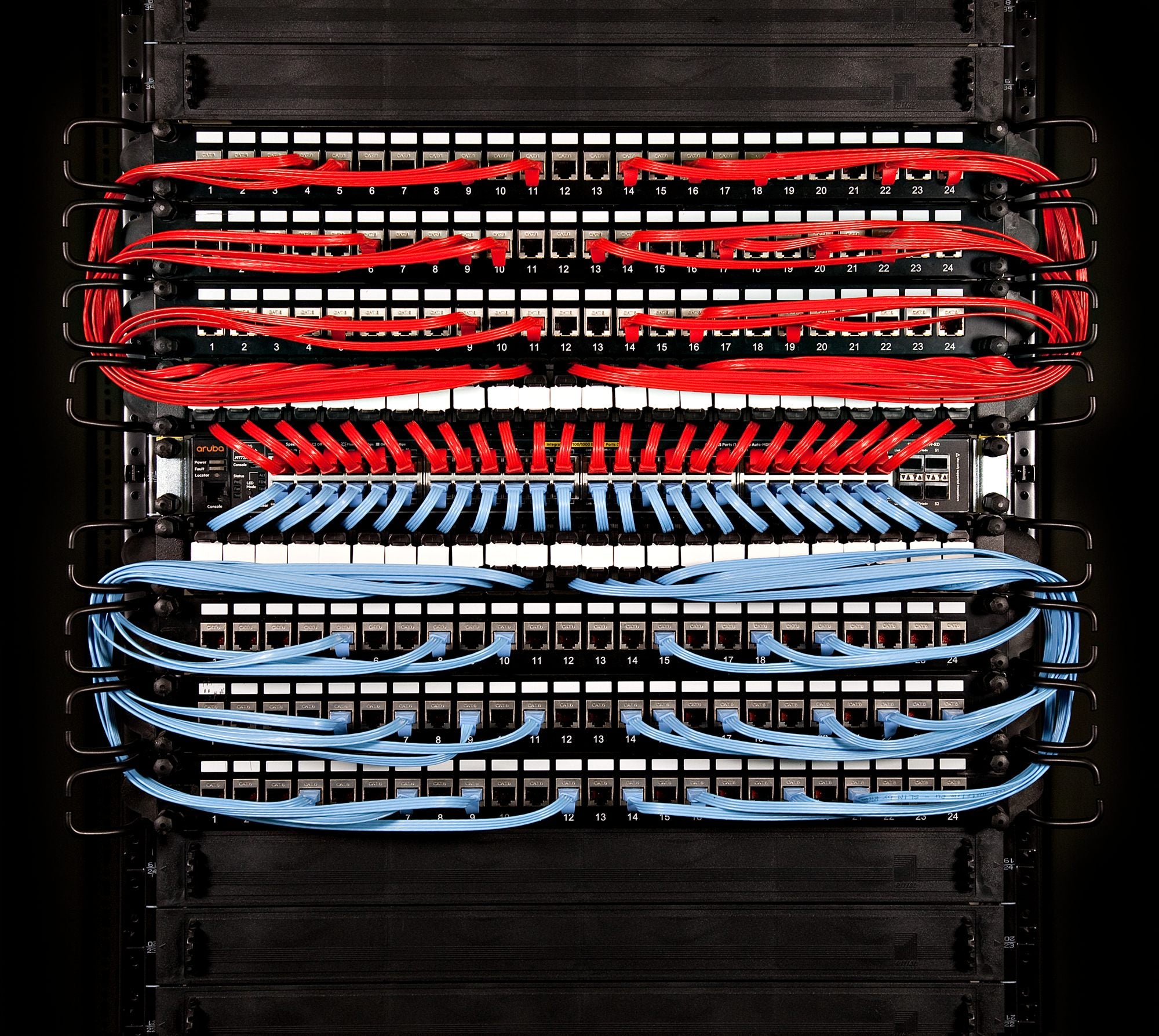 PATCHBOX PLUS+ équipé de 24x Cordons CAT6A U/FTP Blanc 1,8 m