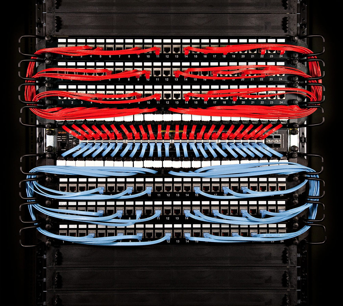 PATCHBOX PLUS+ équipé de 24x Cordons CAT6A U/FTP Blanc 1,8 m