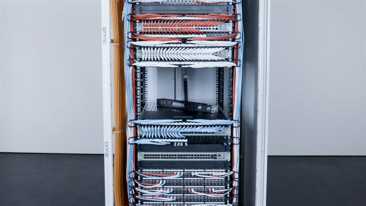 PATCHBOX 365 équipé de 24x Cordons CAT6A U/FTP Gris 0,8 m