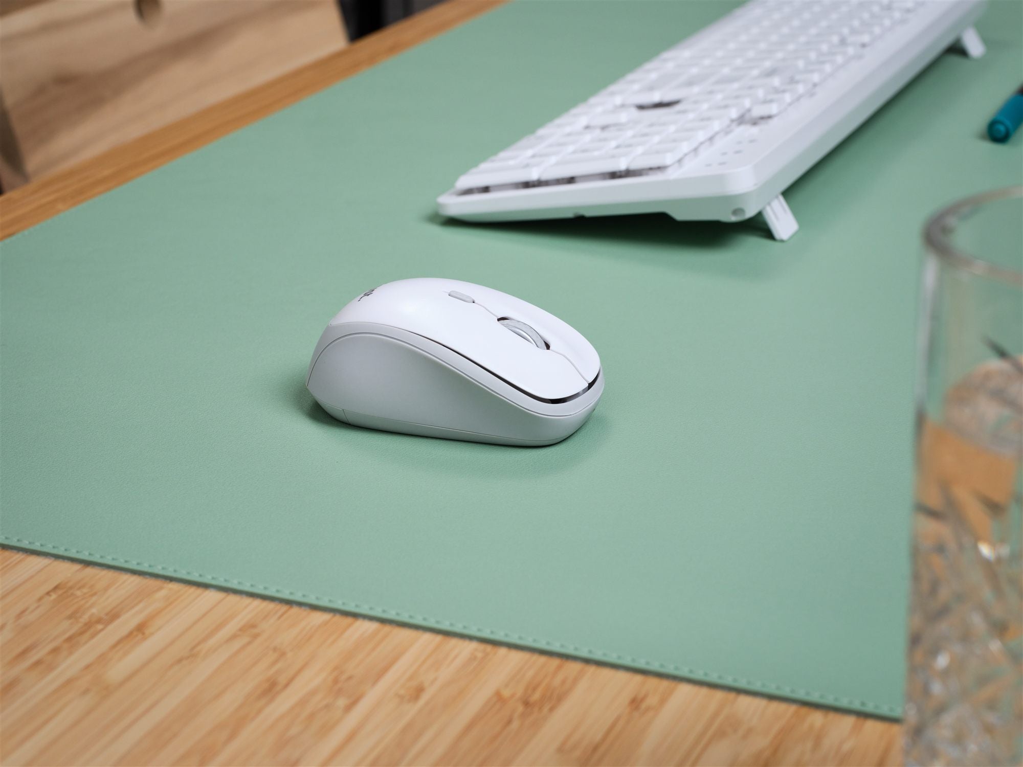 TRUST Souris sans fil compacte YVI+ Multi-connexion Bluetooth + 24 Ghz - Noire