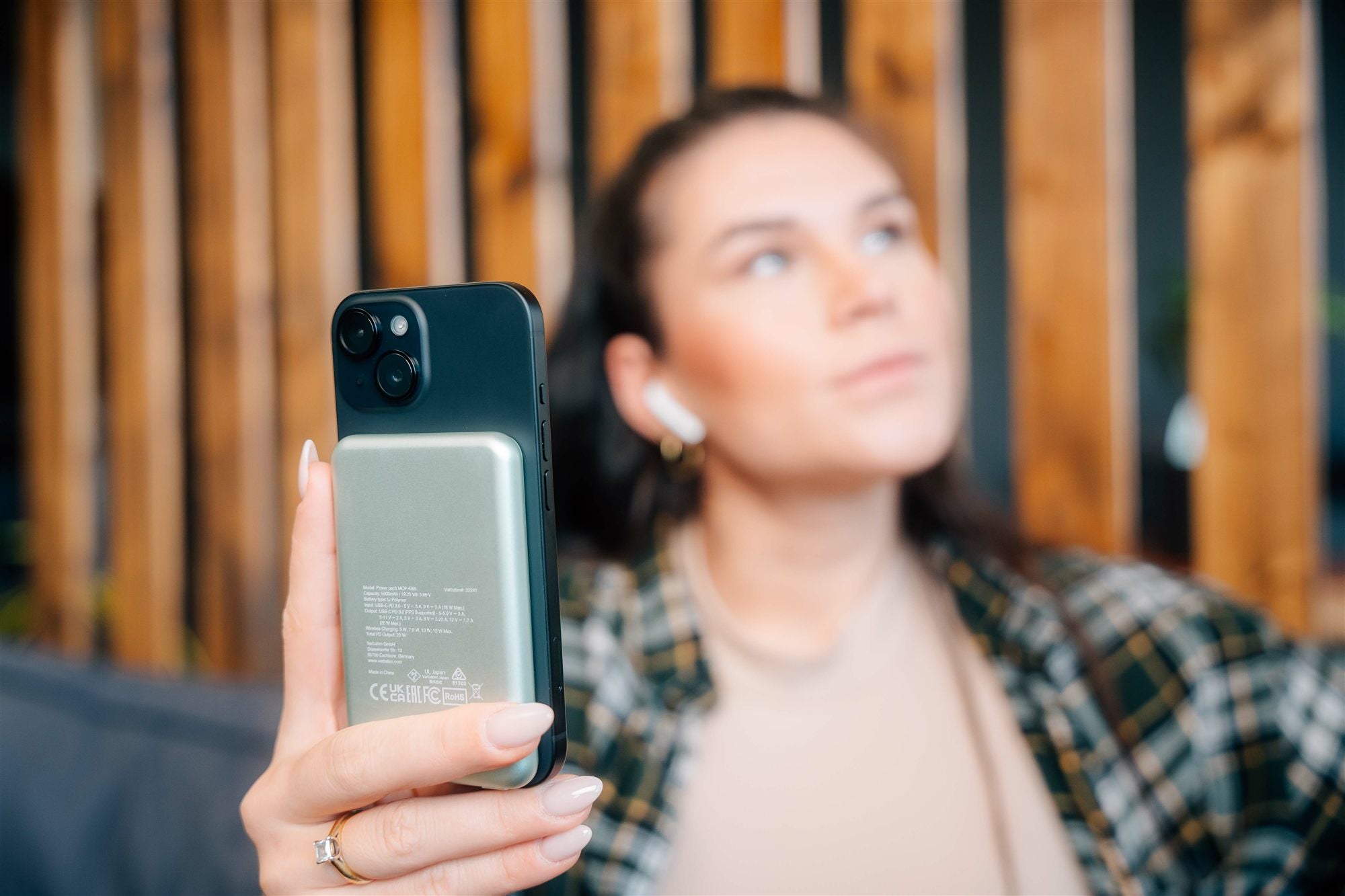 VERBATIM CHARGE N GO MAGNETIC WIRELESS POWER BANK 5000 GREEN WCF (P)