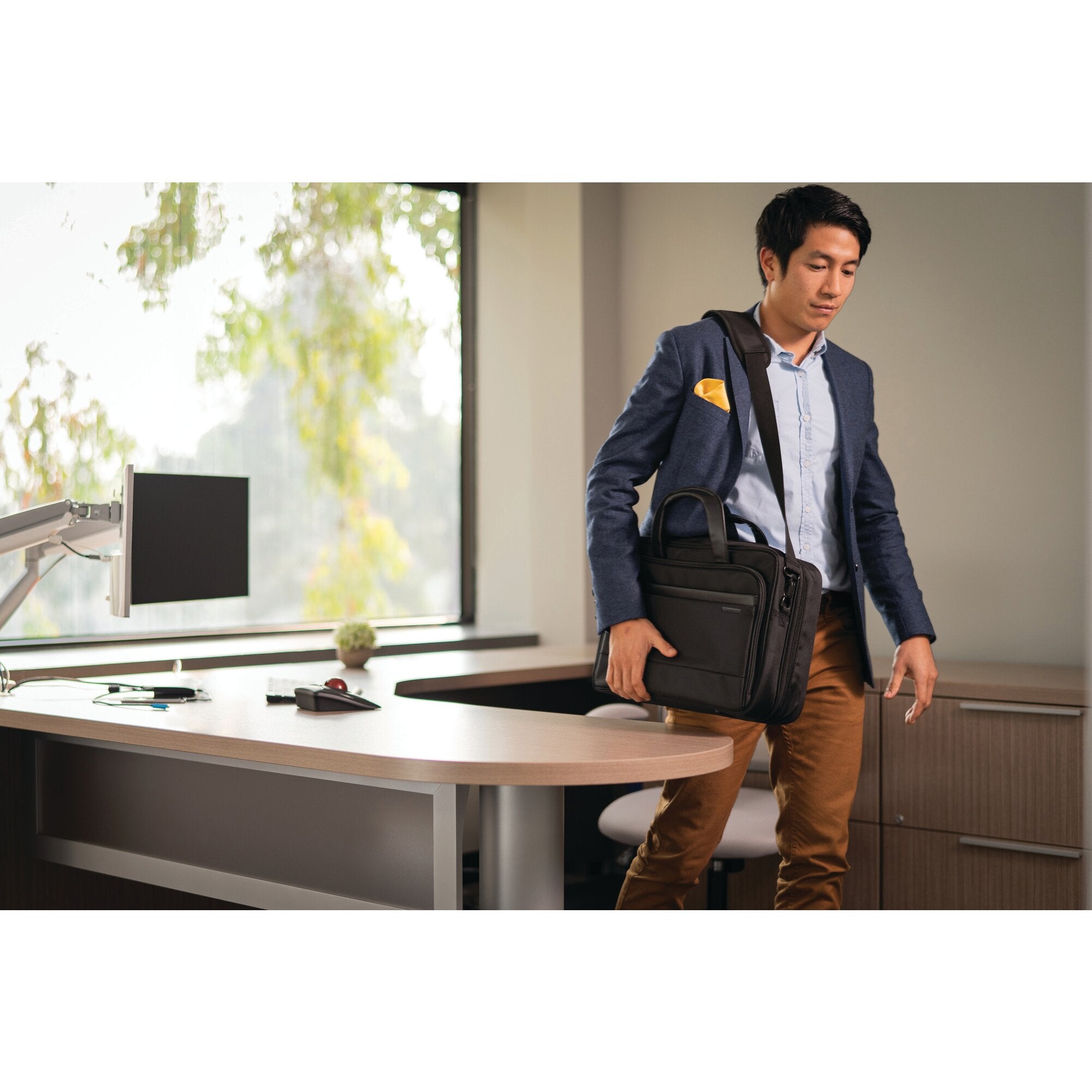 Contour" 2.0 15.6" Business Laptop Brief
